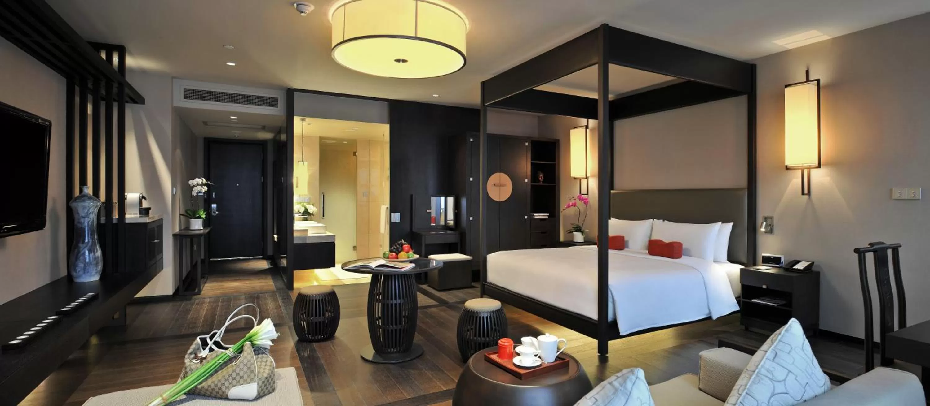 Photo of the whole room, Bed in Himalayas Hotel Shanghai