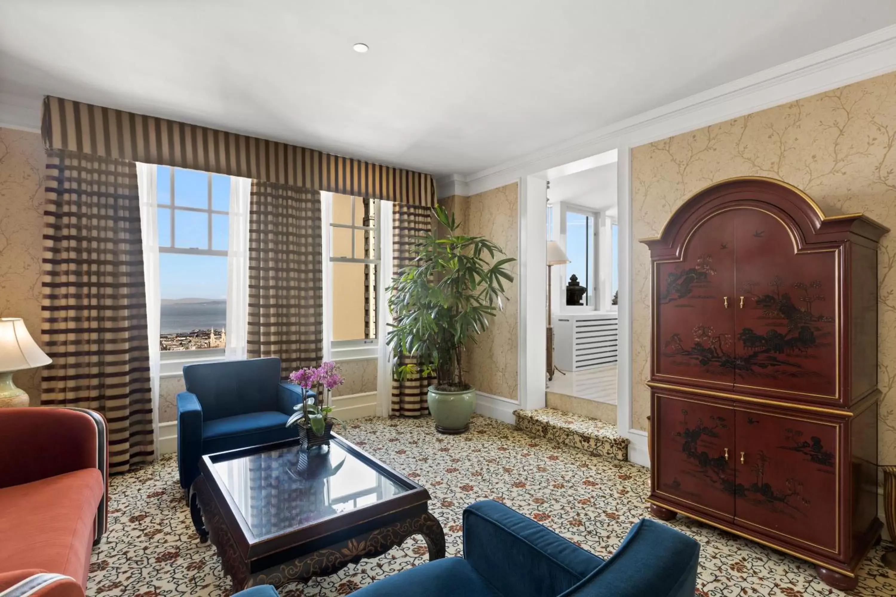 Living room, Seating Area in InterContinental Mark Hopkins San Francisco, an IHG Hotel