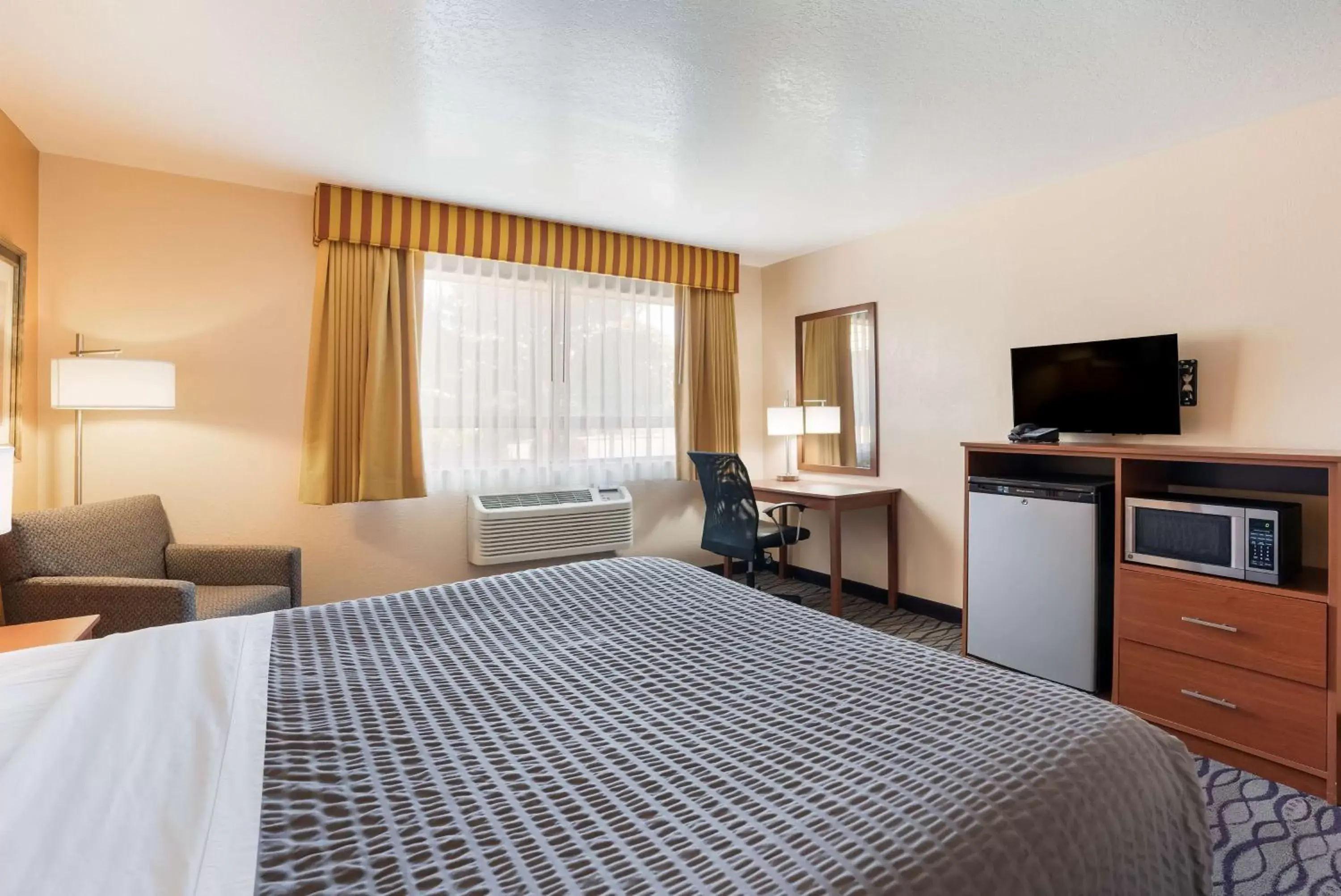 Bedroom, Bed in SureStay Hotel by Best Western Wenatchee