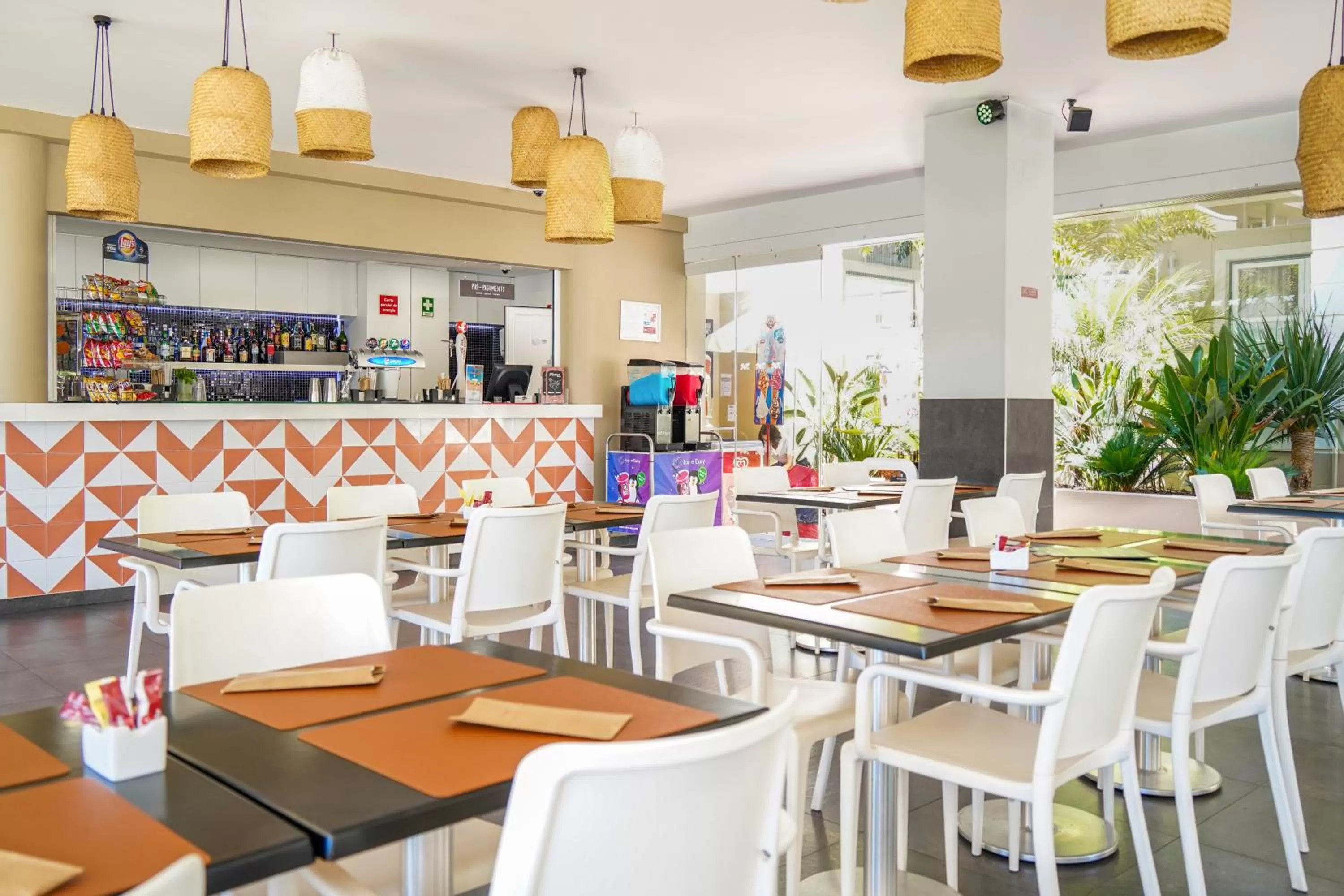 Restaurant/places to eat in Vitors Plaza