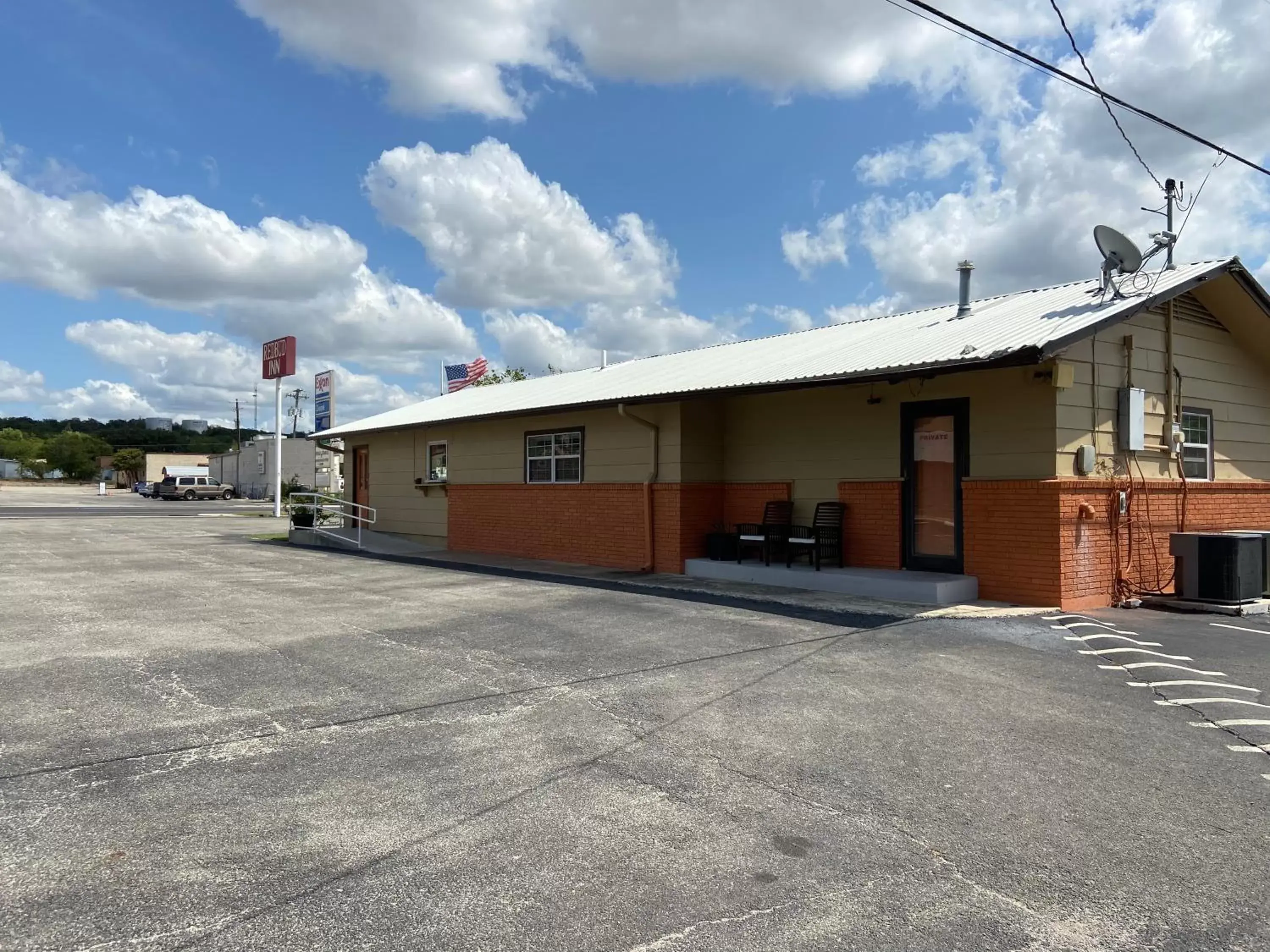 Property Building in Redbud Inn