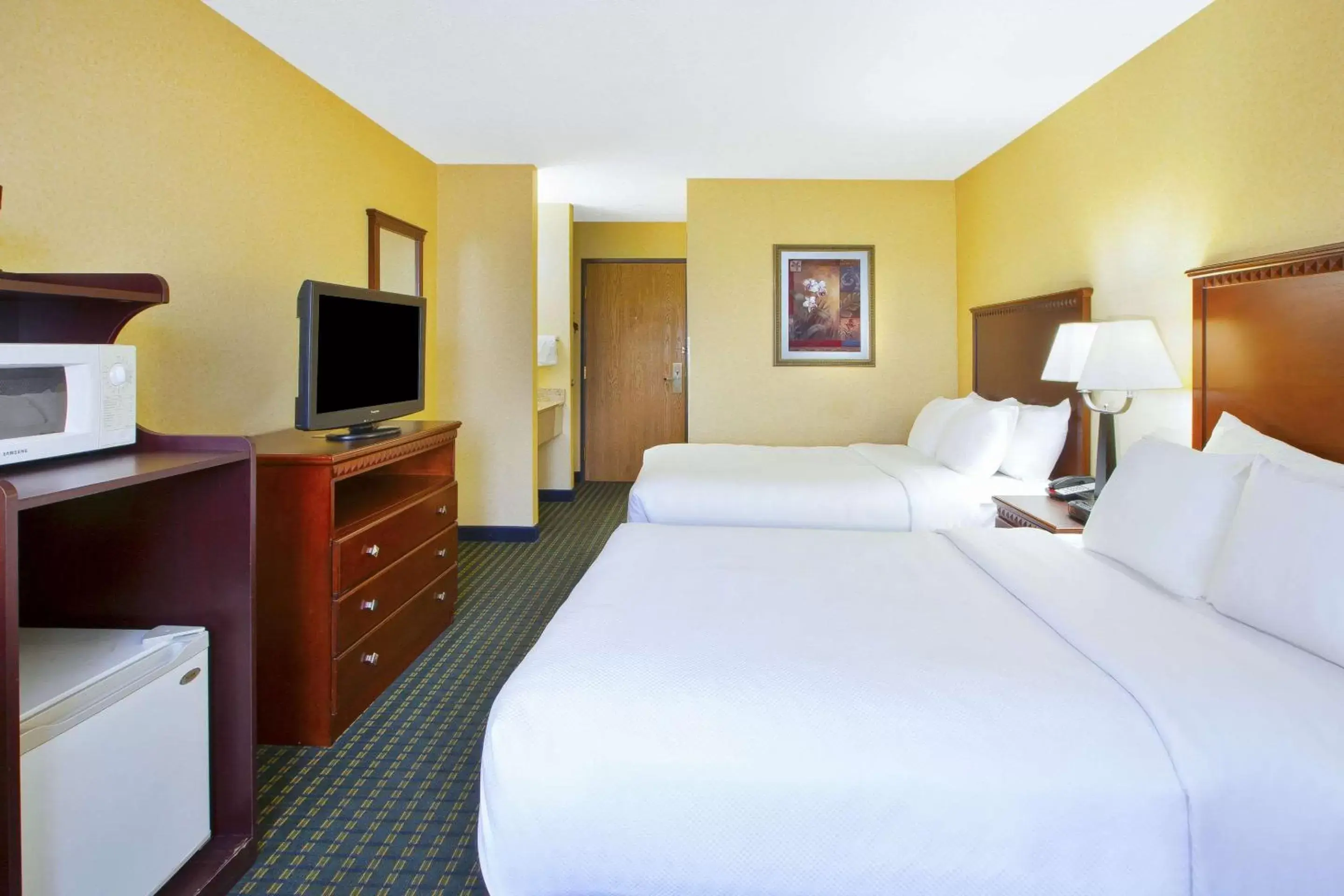 Photo of the whole room, Bed in Quality Inn Marshall near I-69