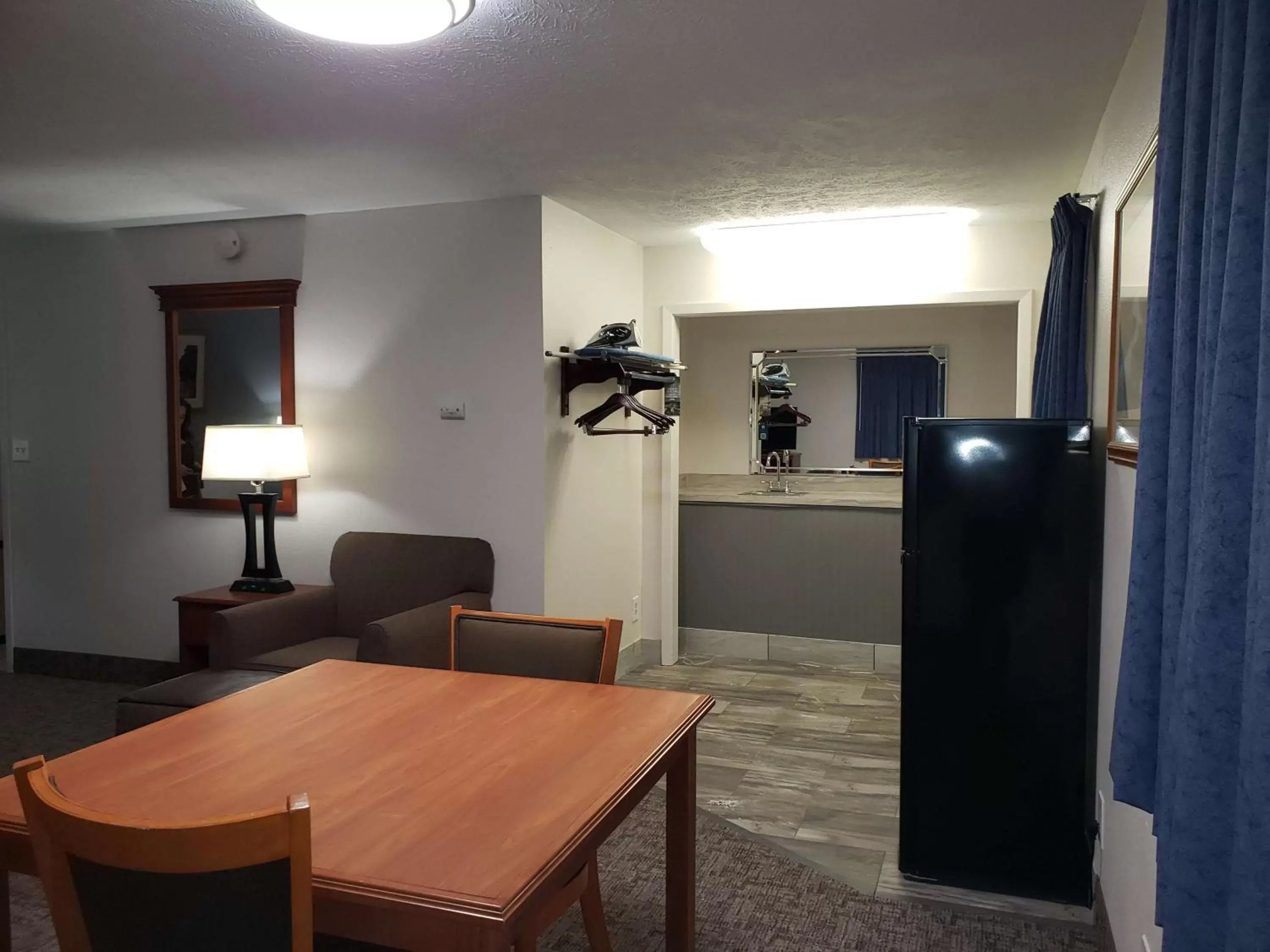 Bedroom, Dining Area in SureStay Plus Hotel by Best Western Grand Island