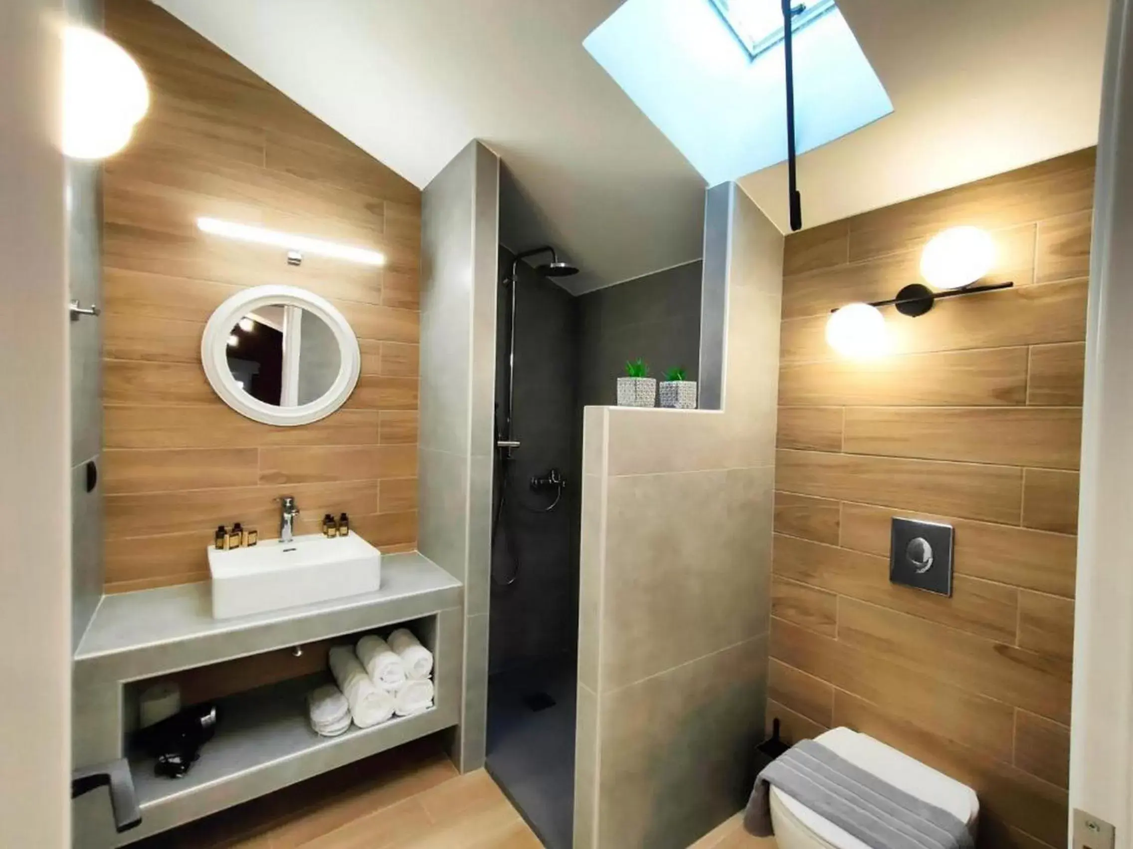 Toilet, Bathroom in Centro Urban Suites