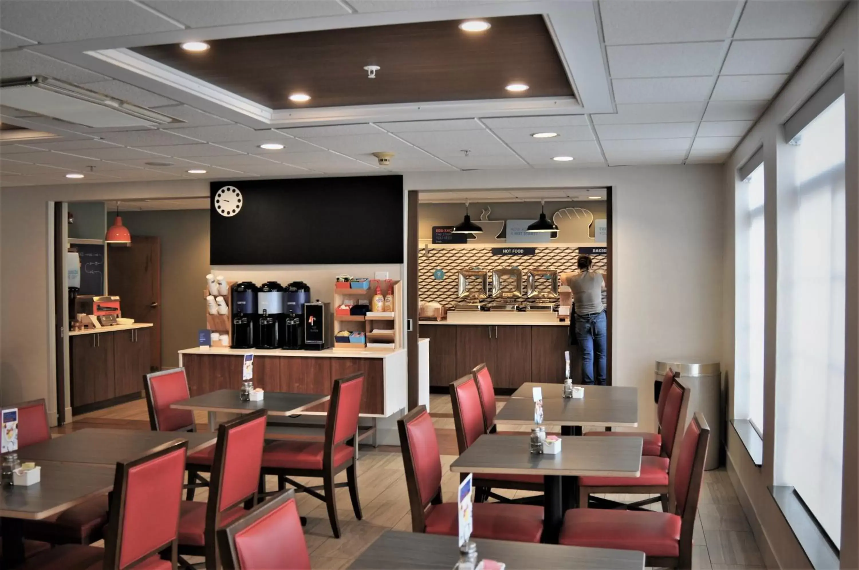 Breakfast, Restaurant/Places to Eat in Holiday Inn Express Hotel & Suites Boston - Marlboro, an IHG Hotel