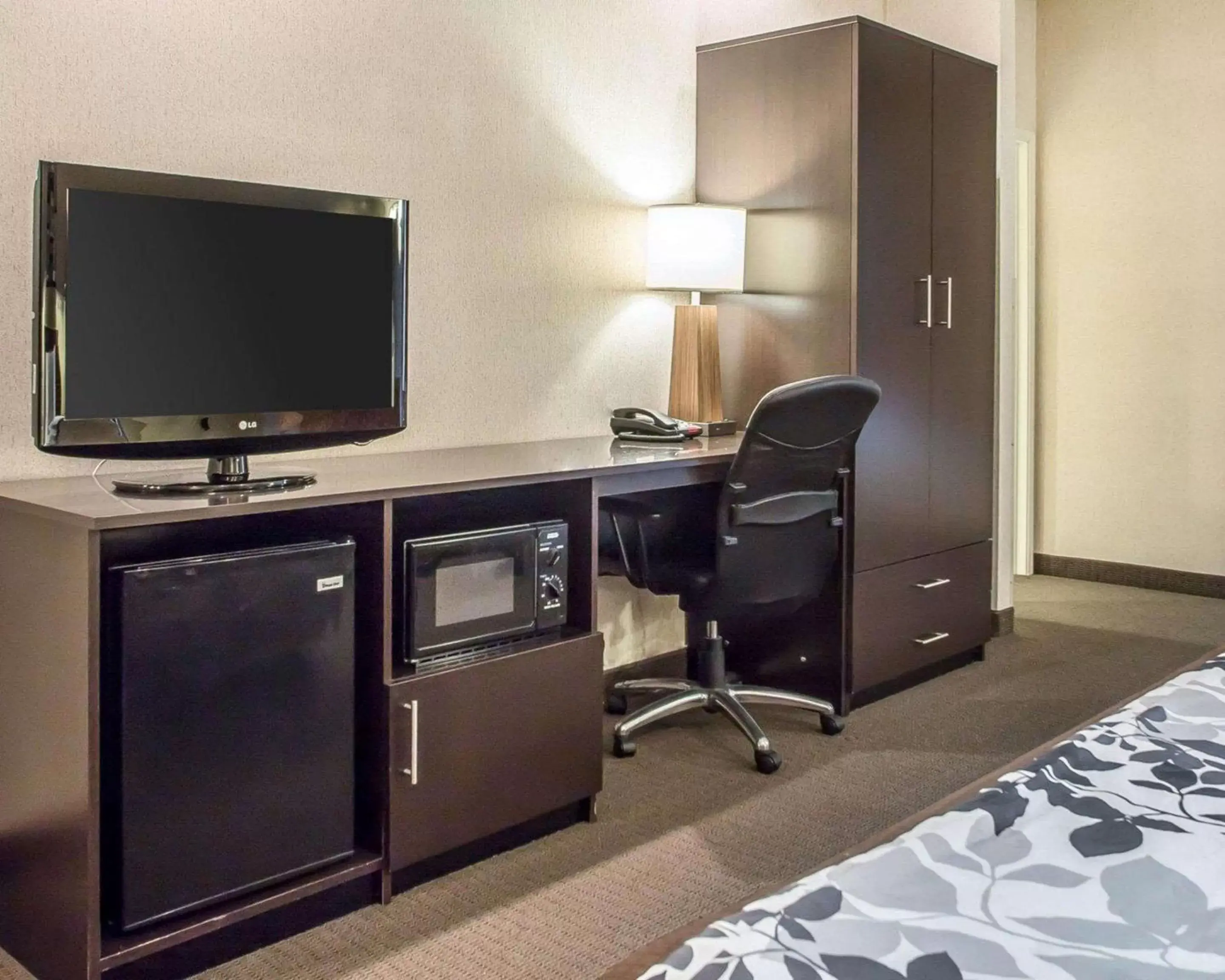 Photo of the whole room, TV/Entertainment Center in Sleep Inn & Suites Green Bay South