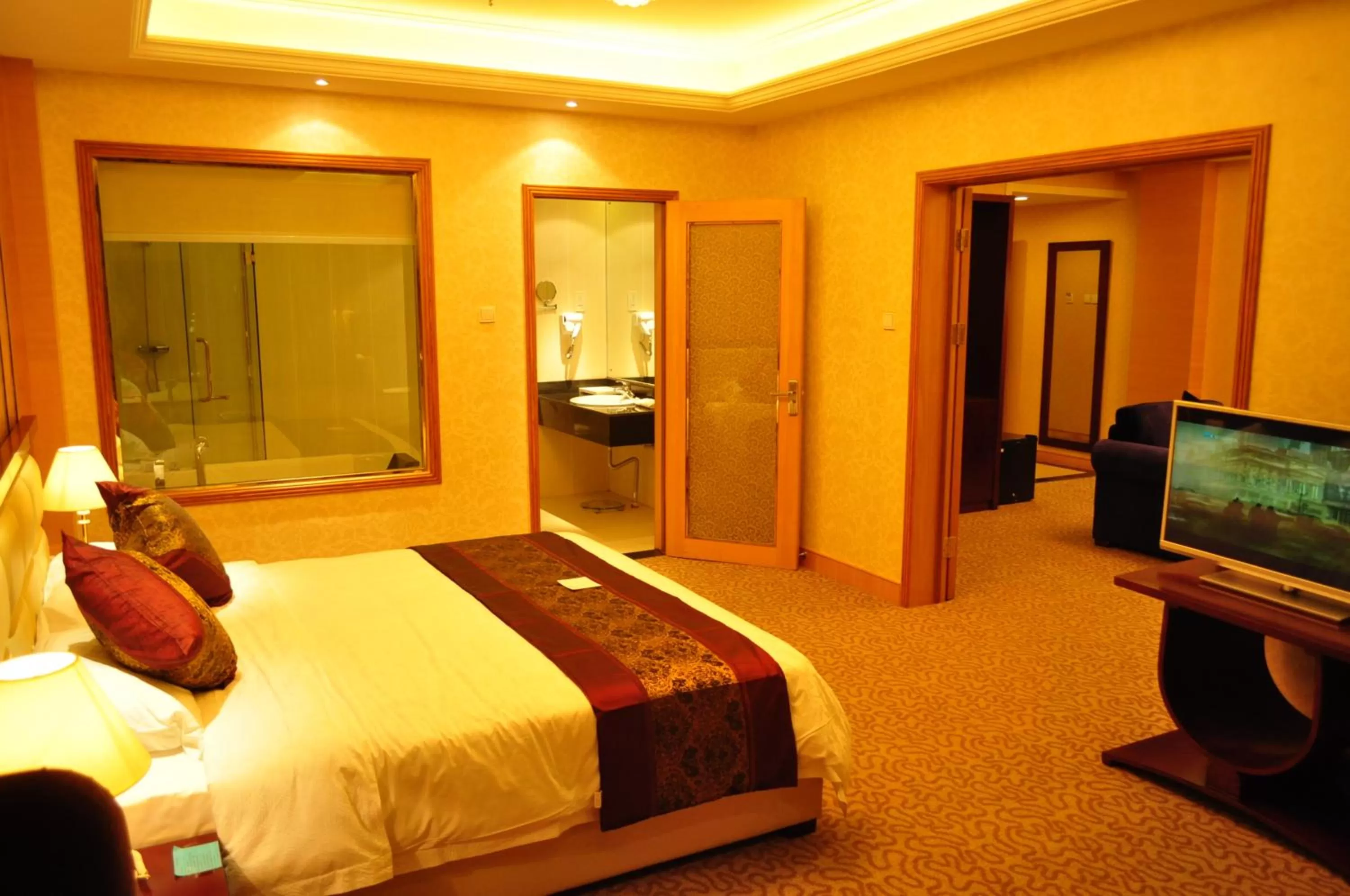 Bathroom, Bed in Sogecoa Golden Peacock