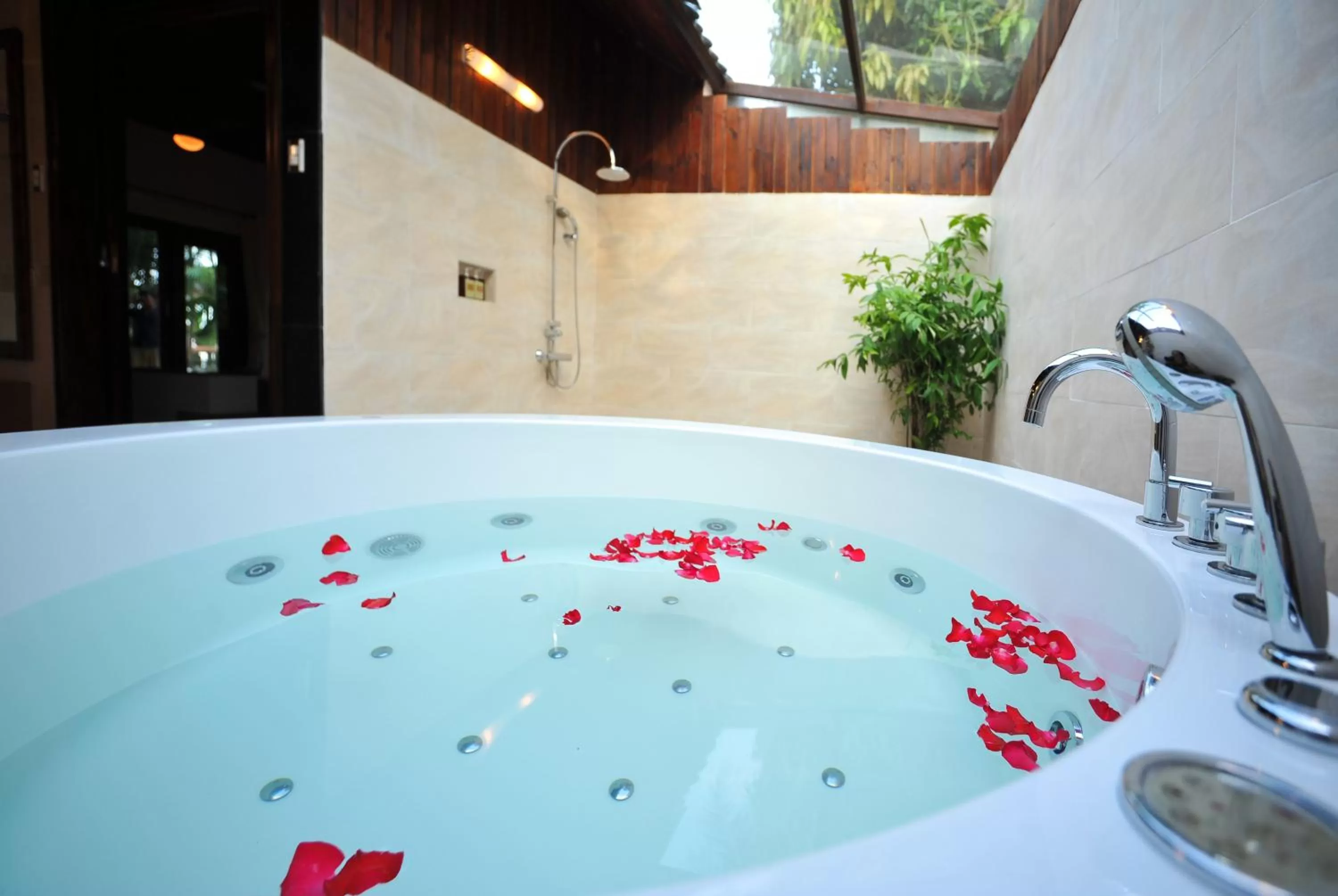 Hot Tub in Diamond Bay Resort & Spa