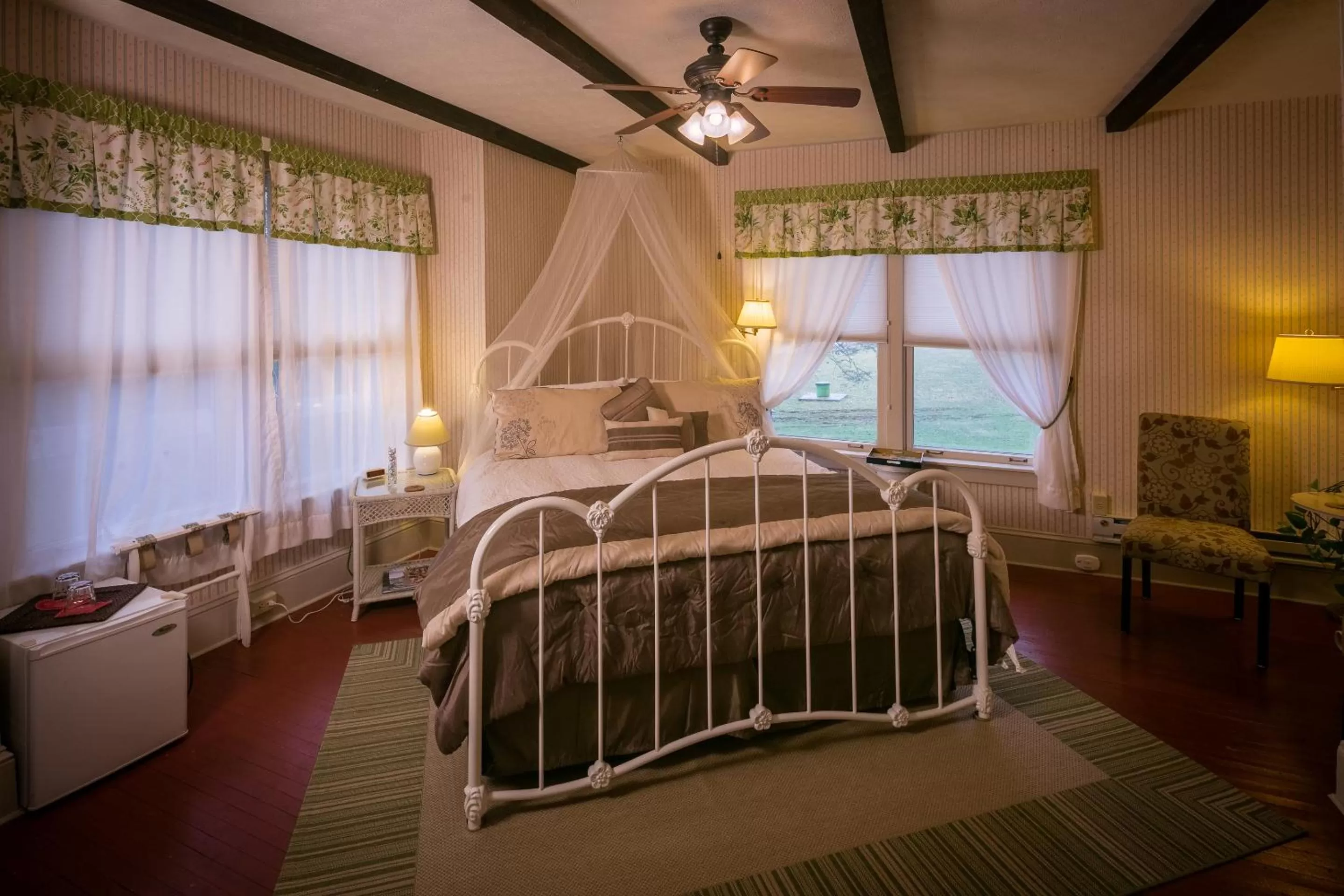 Bed in Taylor House Inn