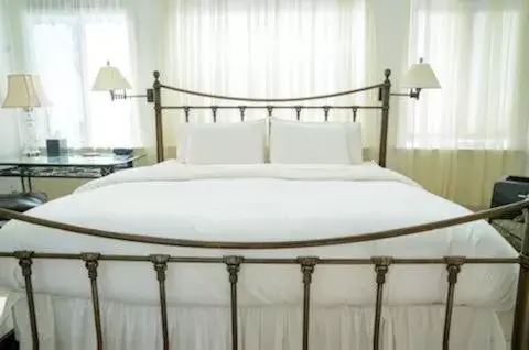 Bed in The Columbia Inn at Peralynna