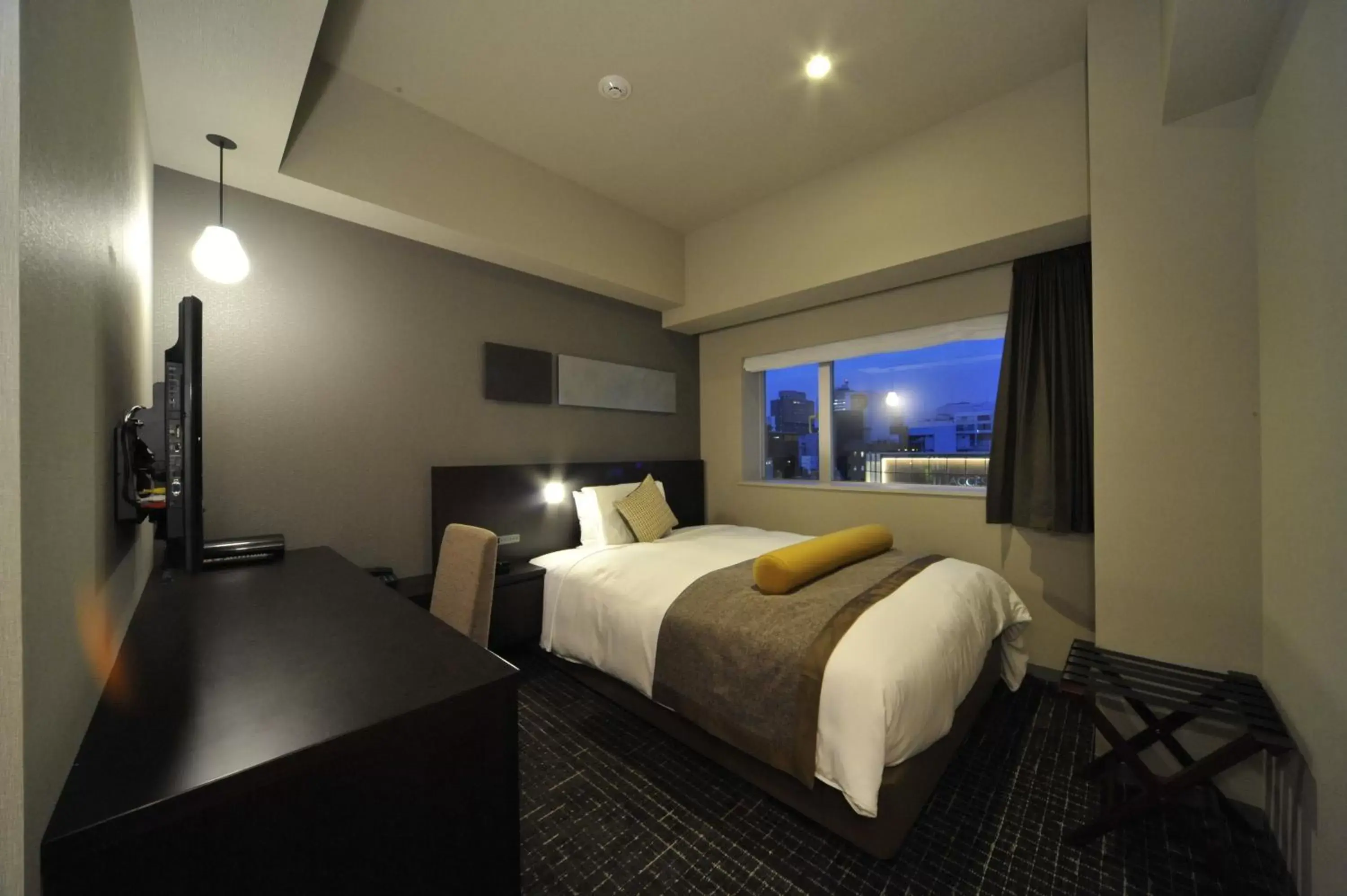 Photo of the whole room, Bed in Hiroshima Washington Hotel