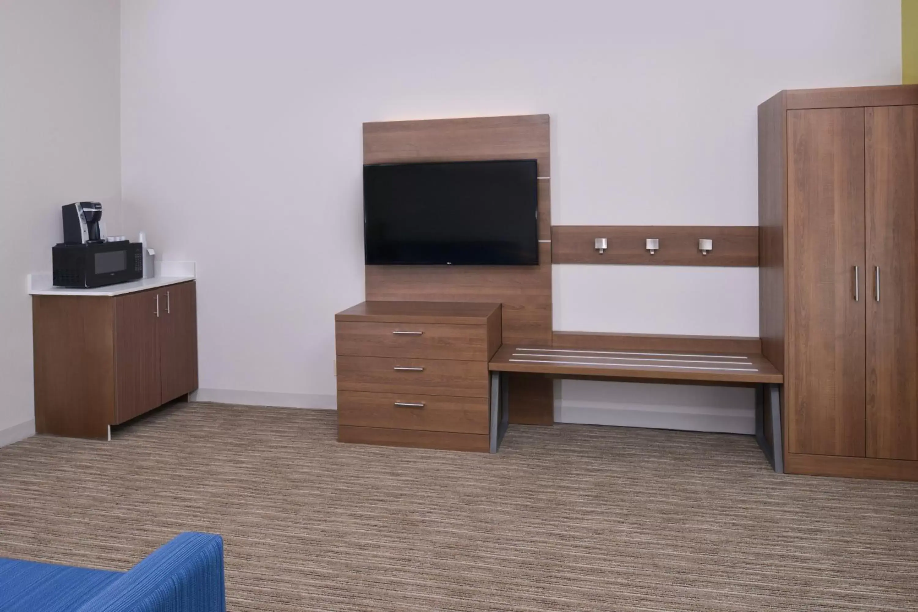 Photo of the whole room, TV/Entertainment Center in Holiday Inn Express & Suites - Omaha - 120th and Maple, an IHG Hotel