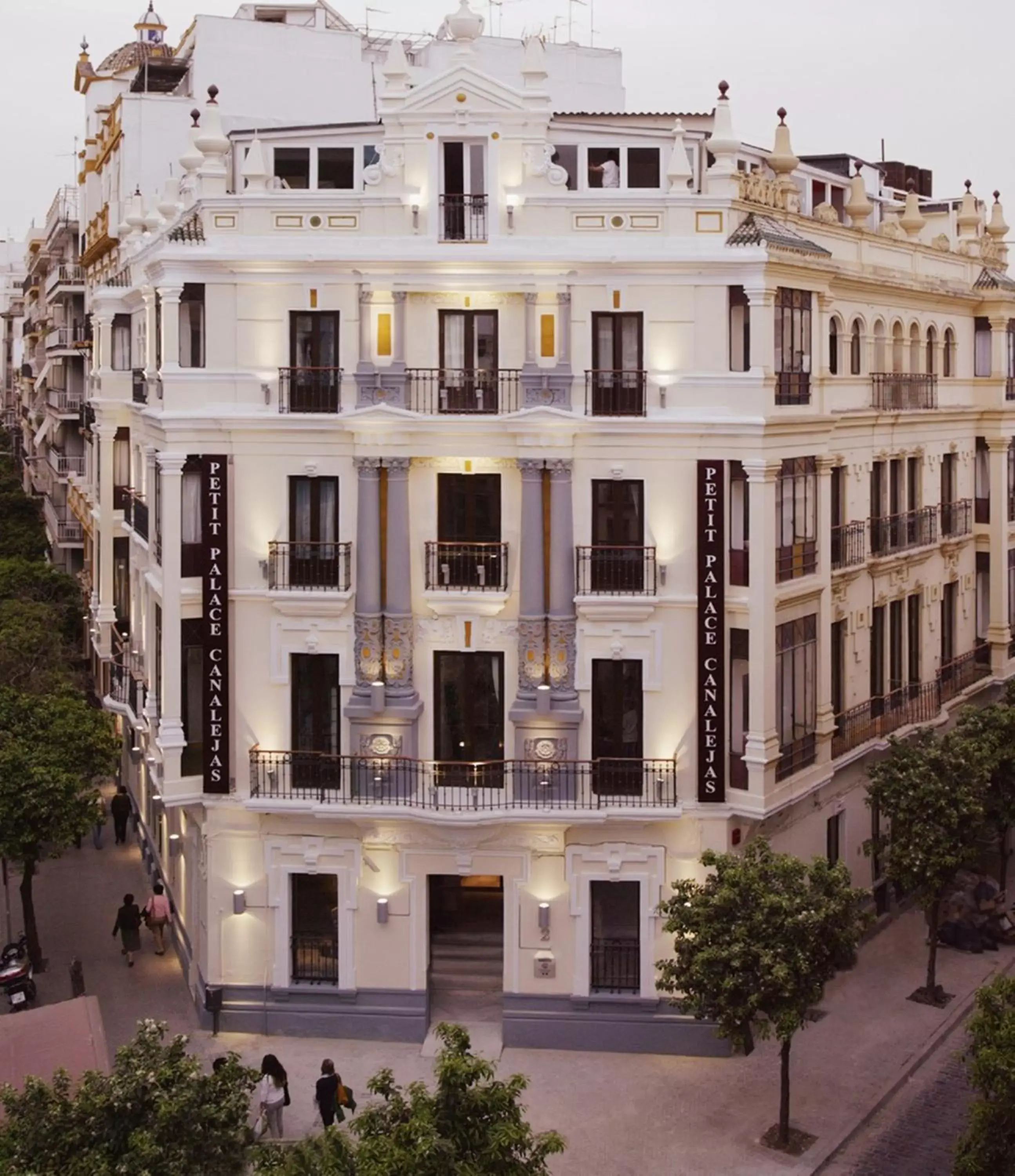 Facade/entrance in Petit Palace Canalejas Sevilla Facade/entrance in Petit Palace Canalejas Sevilla