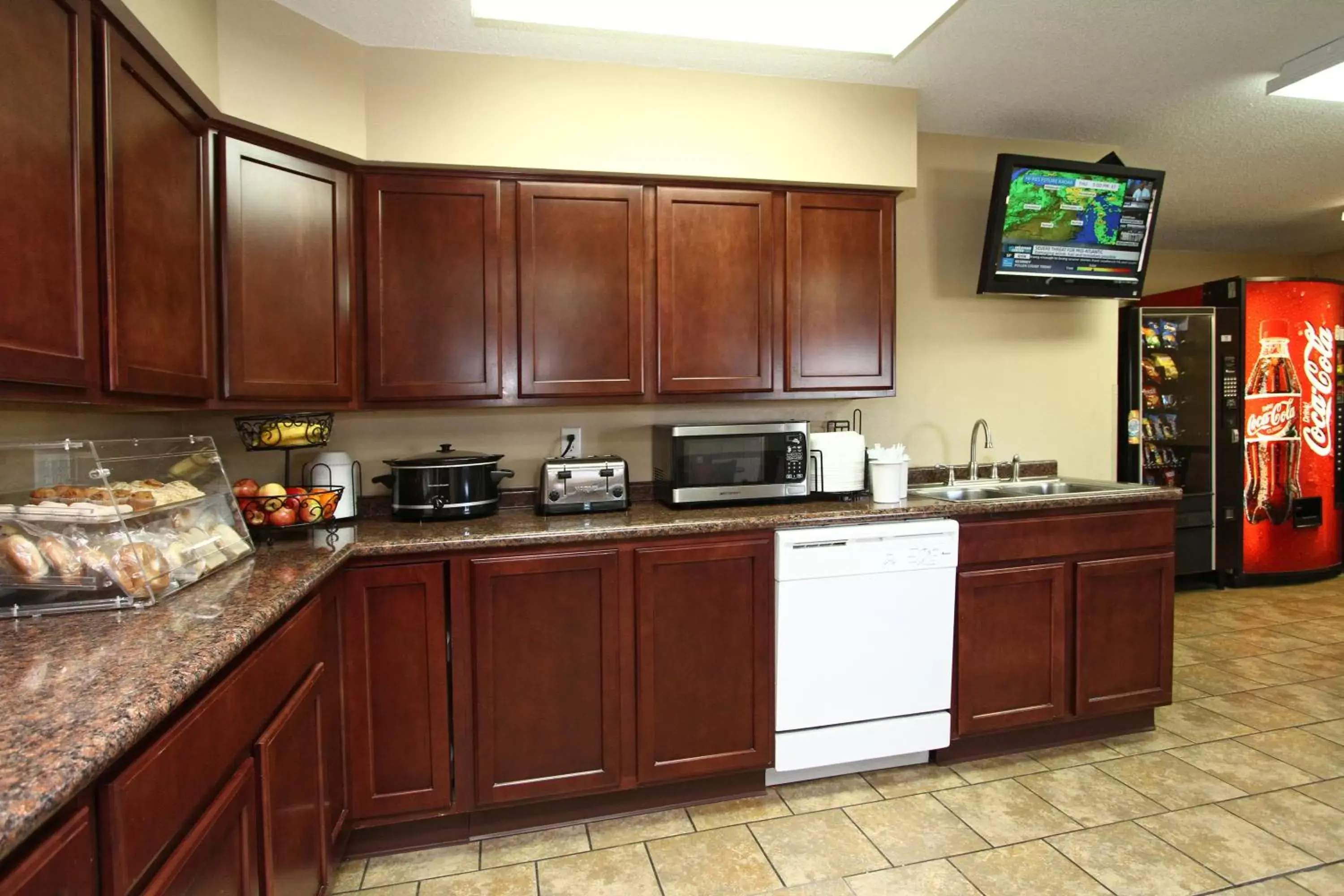 Continental breakfast, Kitchen/Kitchenette in New Victorian Inn & Suites Kearney