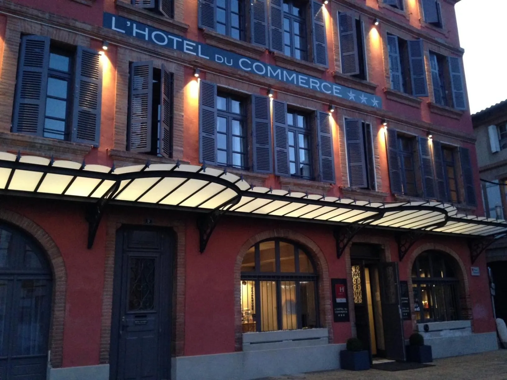 Property building in Hôtel du Commerce