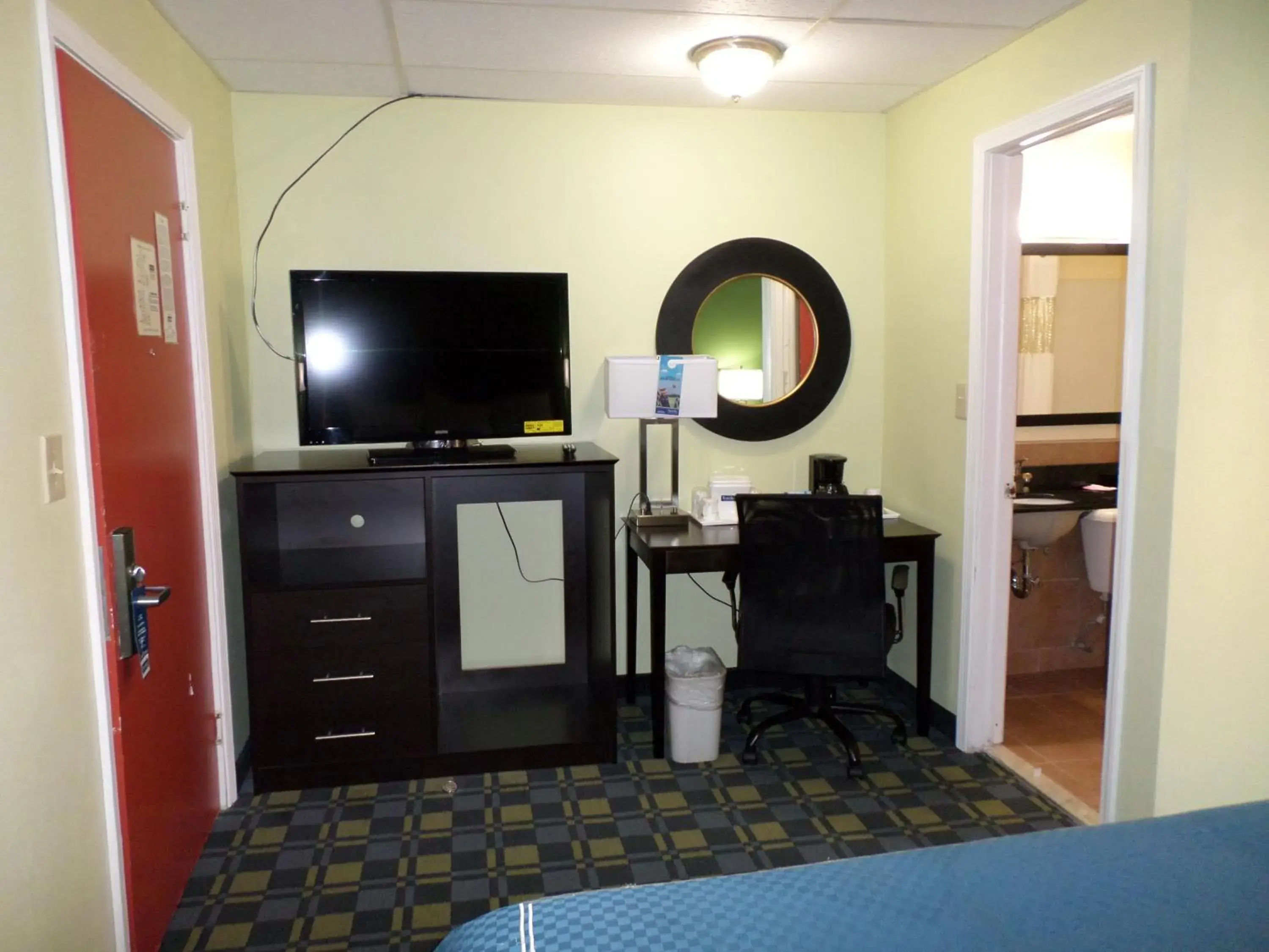 TV and multimedia, TV/Entertainment Center in Travelodge by Wyndham Cleveland Lakewood