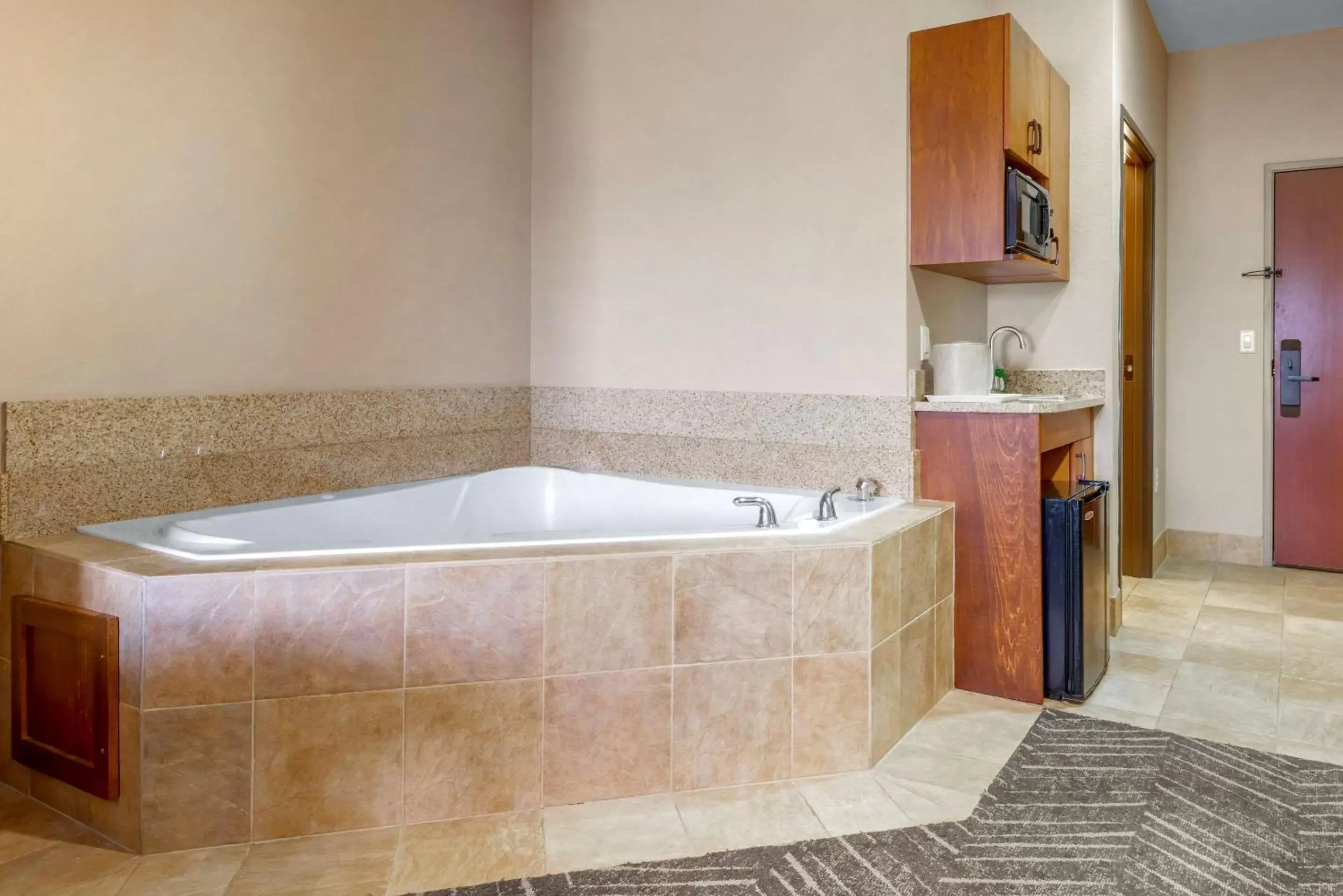 Photo of the whole room, Bathroom in Comfort Inn & Suites Mountain Iron and Virginia