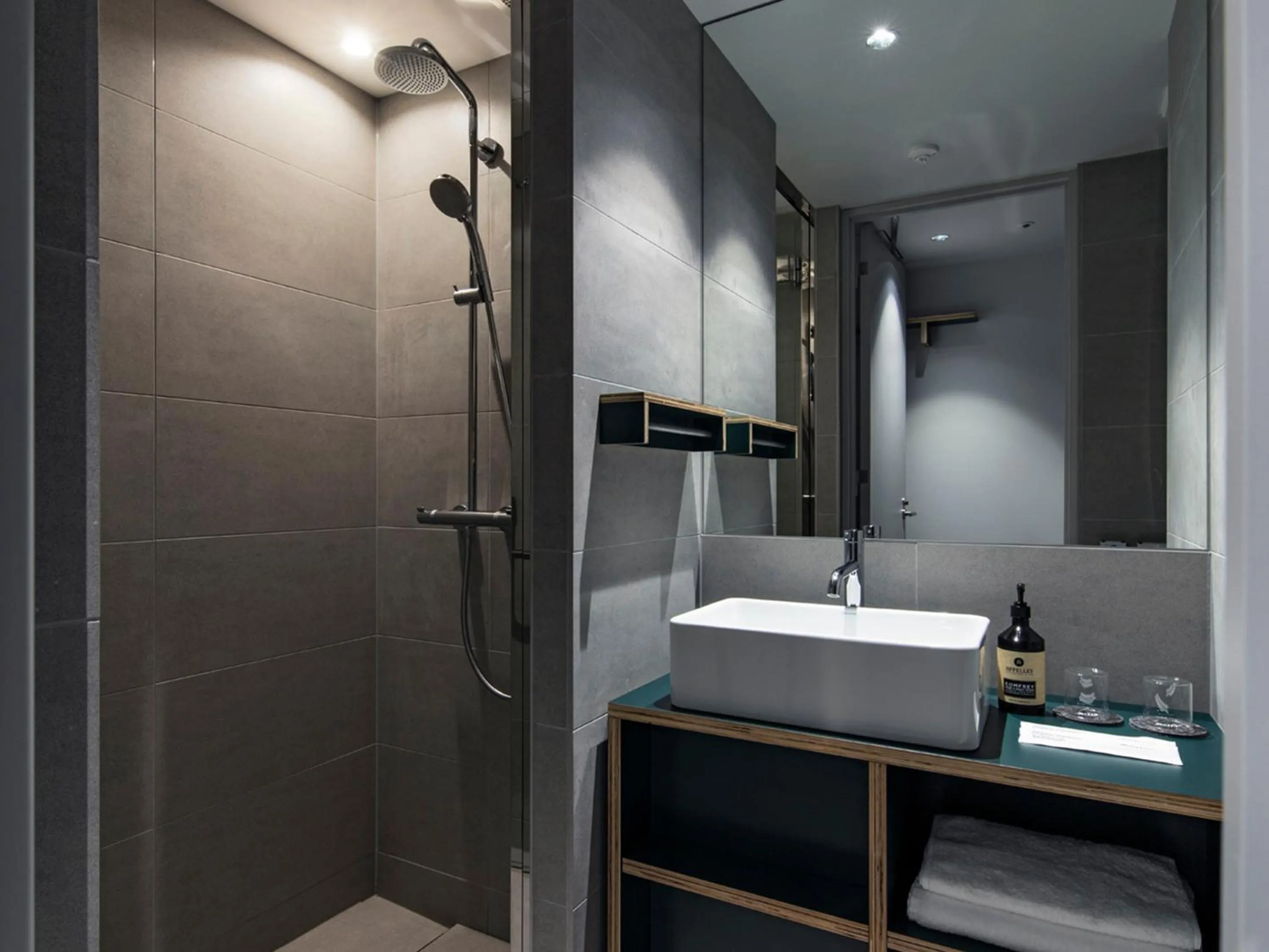 Bathroom, Bed in all day place shibuya