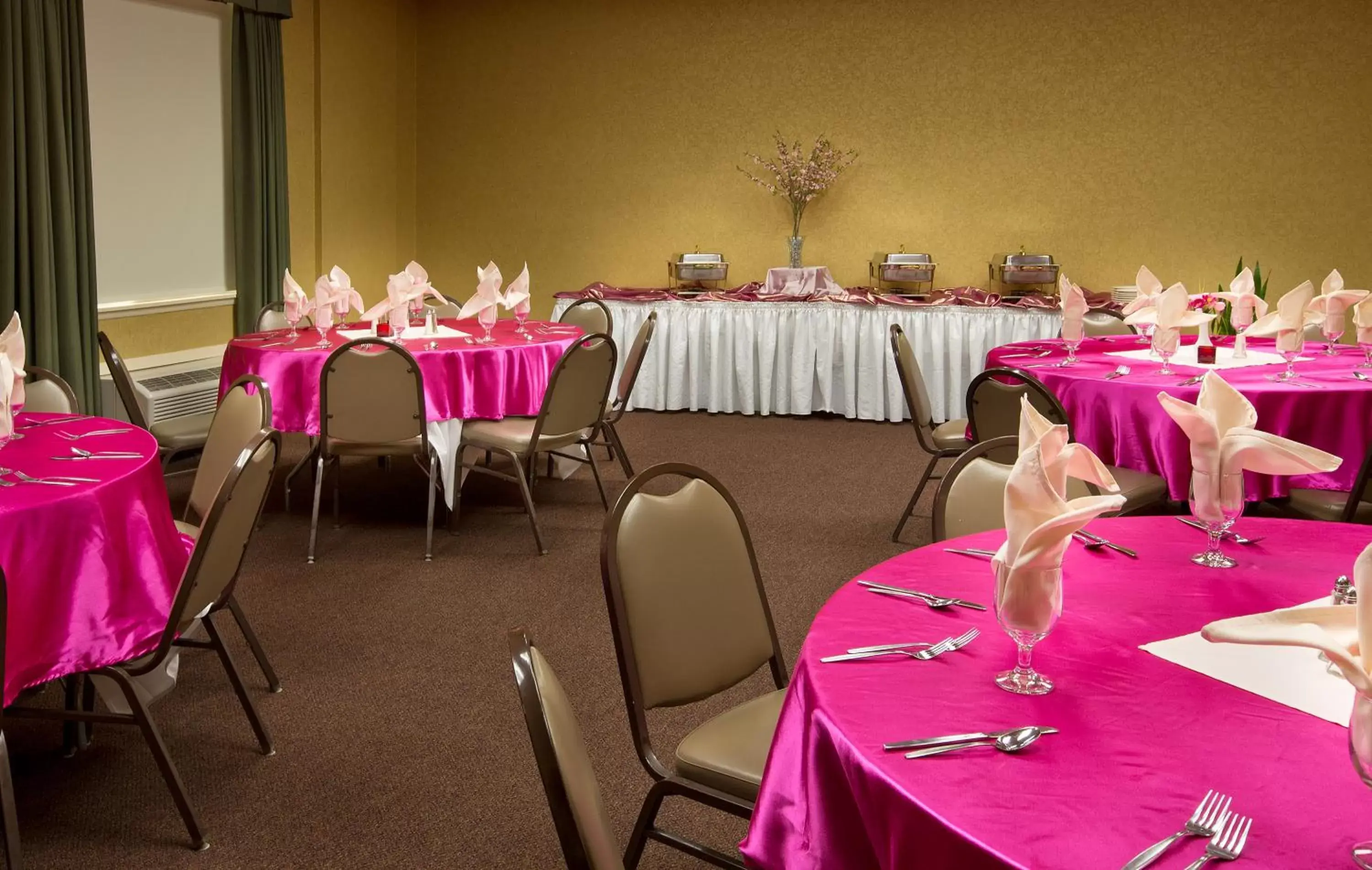 Banquet/Function facilities, Restaurant/Places to Eat in Coast Inn at Lake Hood