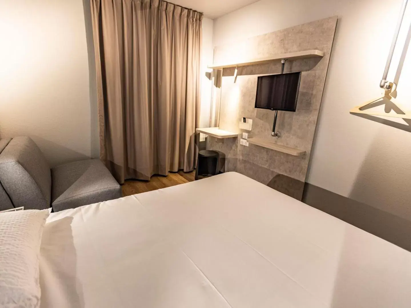 Bedroom, Bed in ibis Budget Millau Viaduc