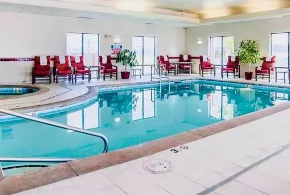 Hot Tub, Swimming Pool in Comfort Suites Helena Airport