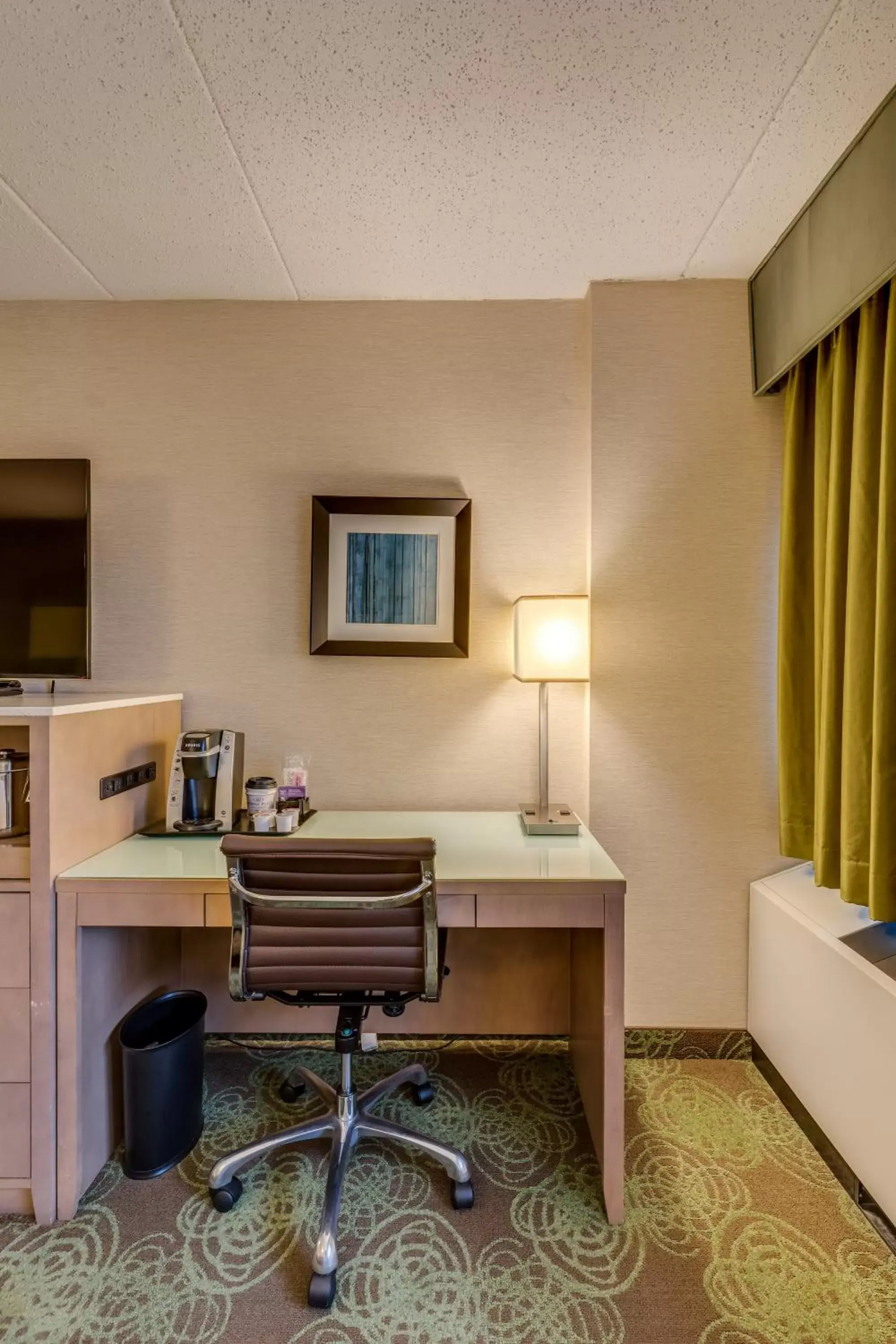 Coffee/tea facilities in Crowne Plaza Lansing West, an IHG Hotel