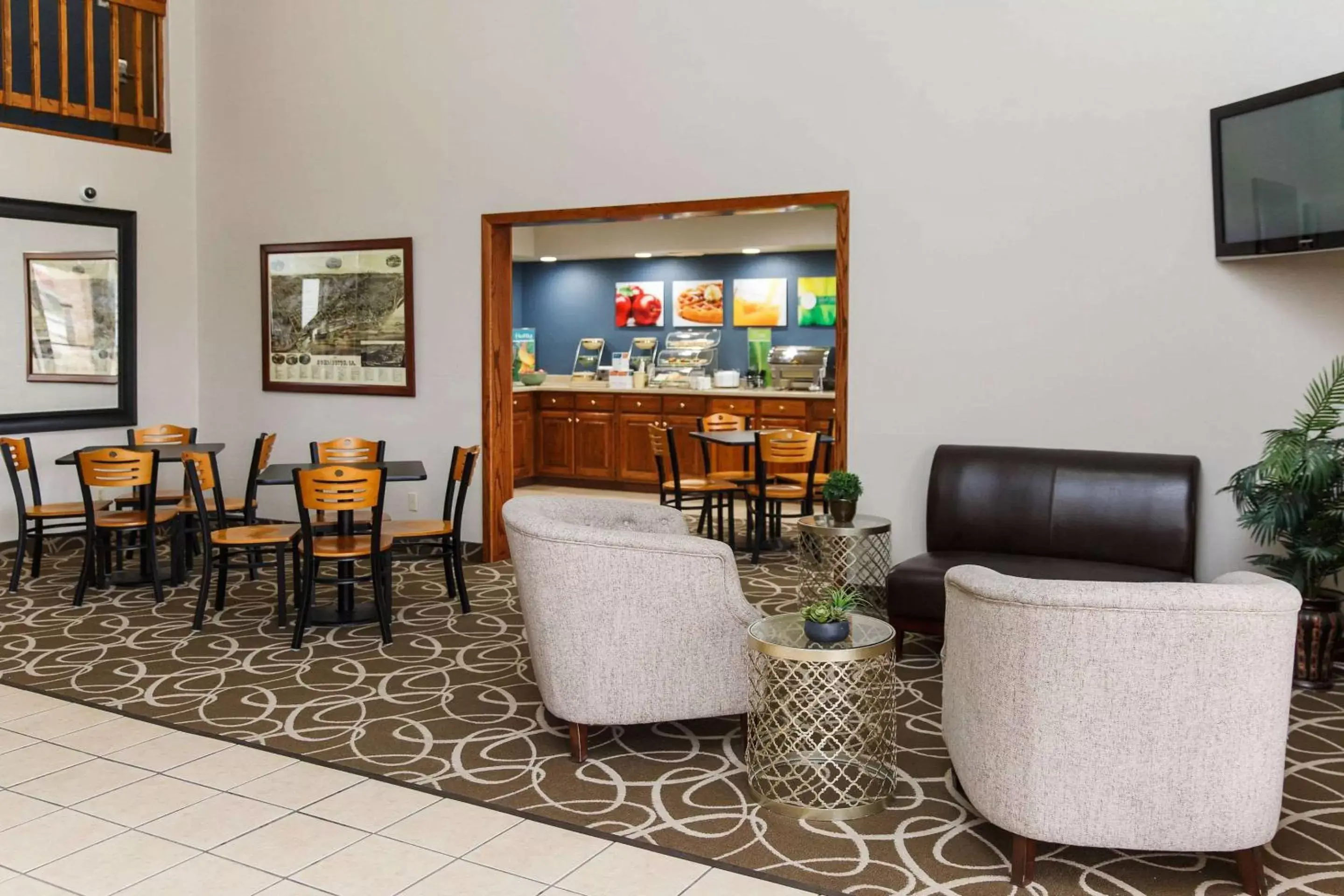 Lobby or reception, Lounge/Bar in Quality Inn Burlington near Hwy 34