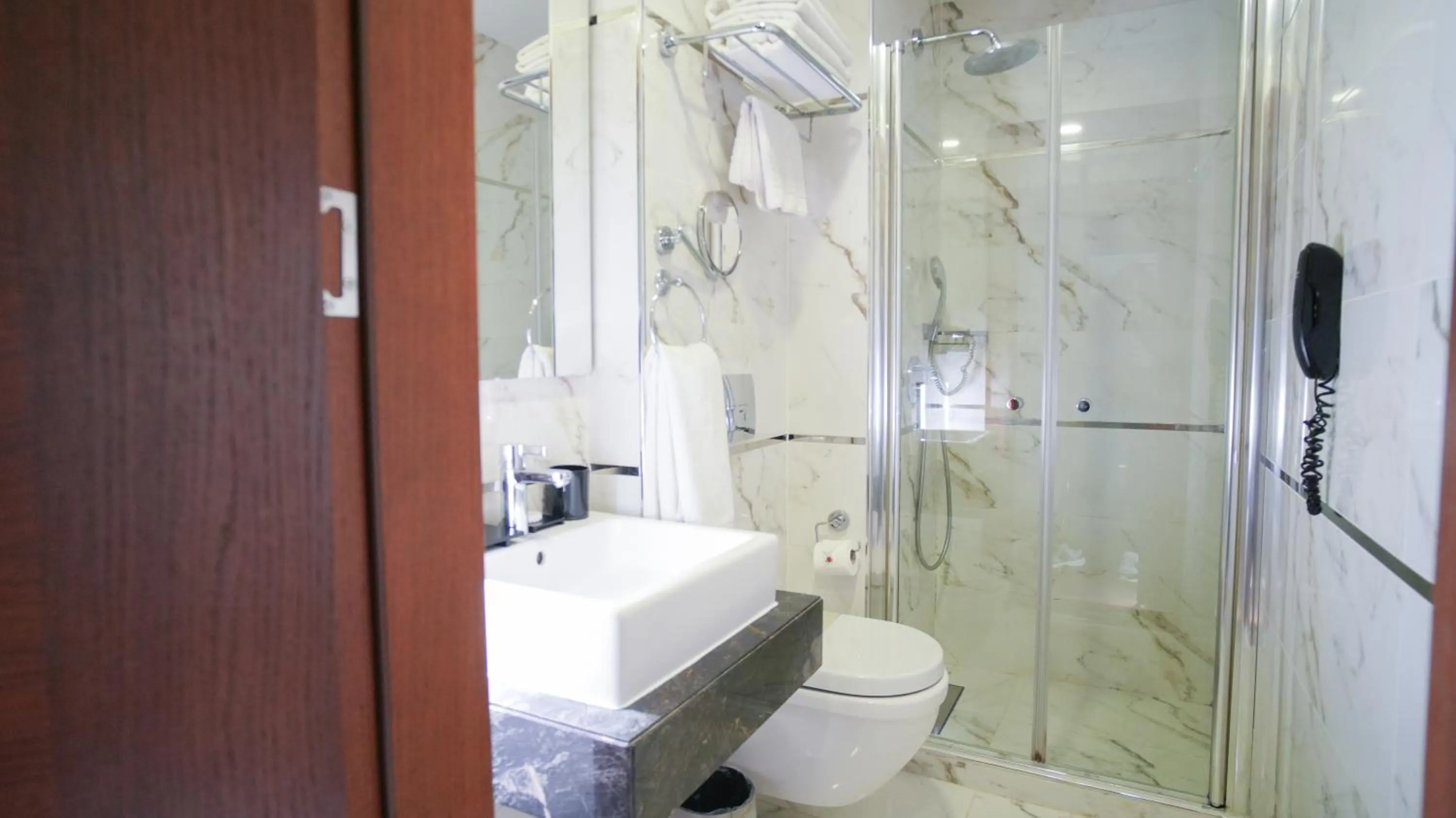 Shower in Dosso Dossi Hotels Old City