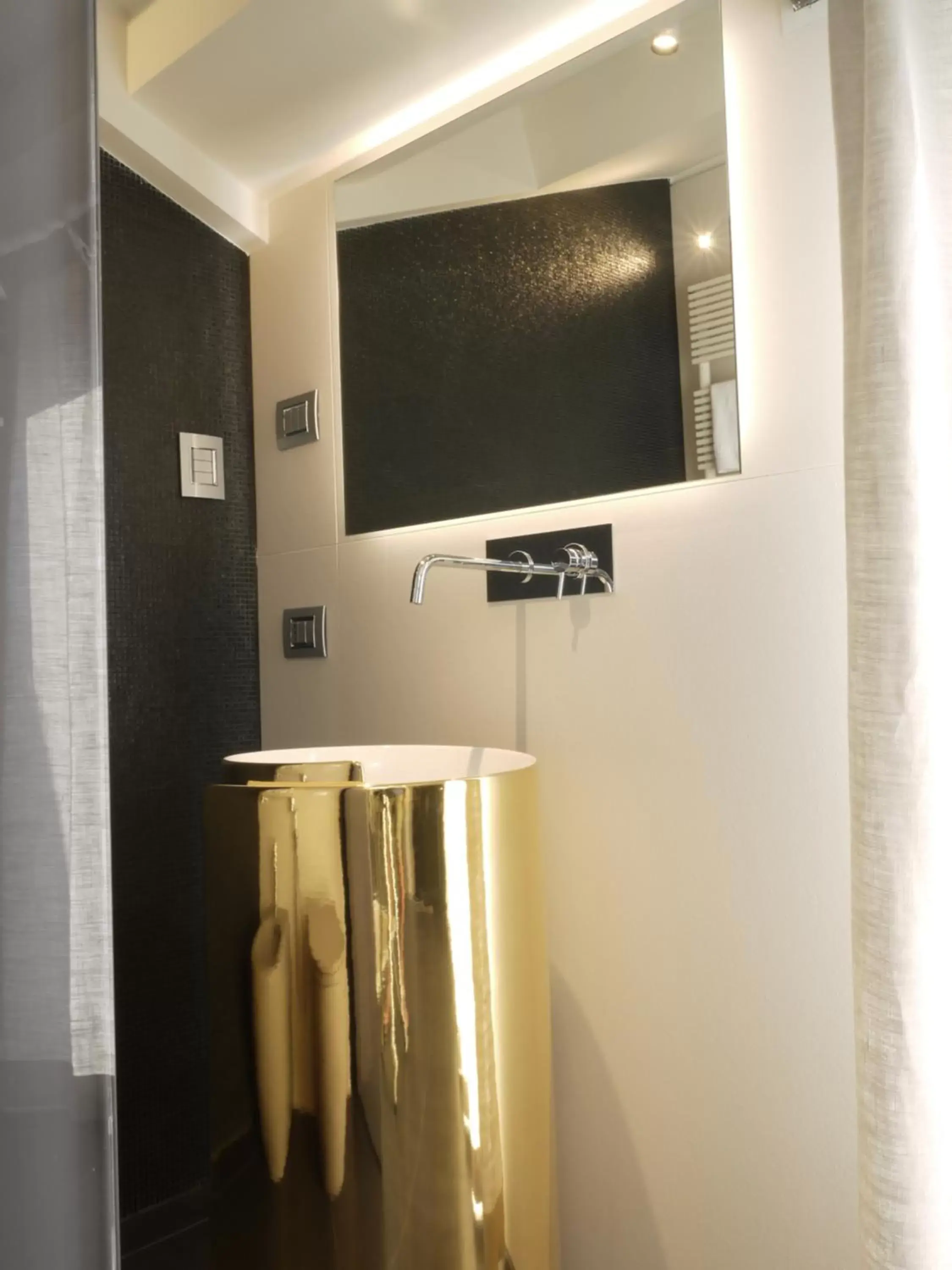 Bathroom, TV/Entertainment Center in RB del Teatro&Apartaments