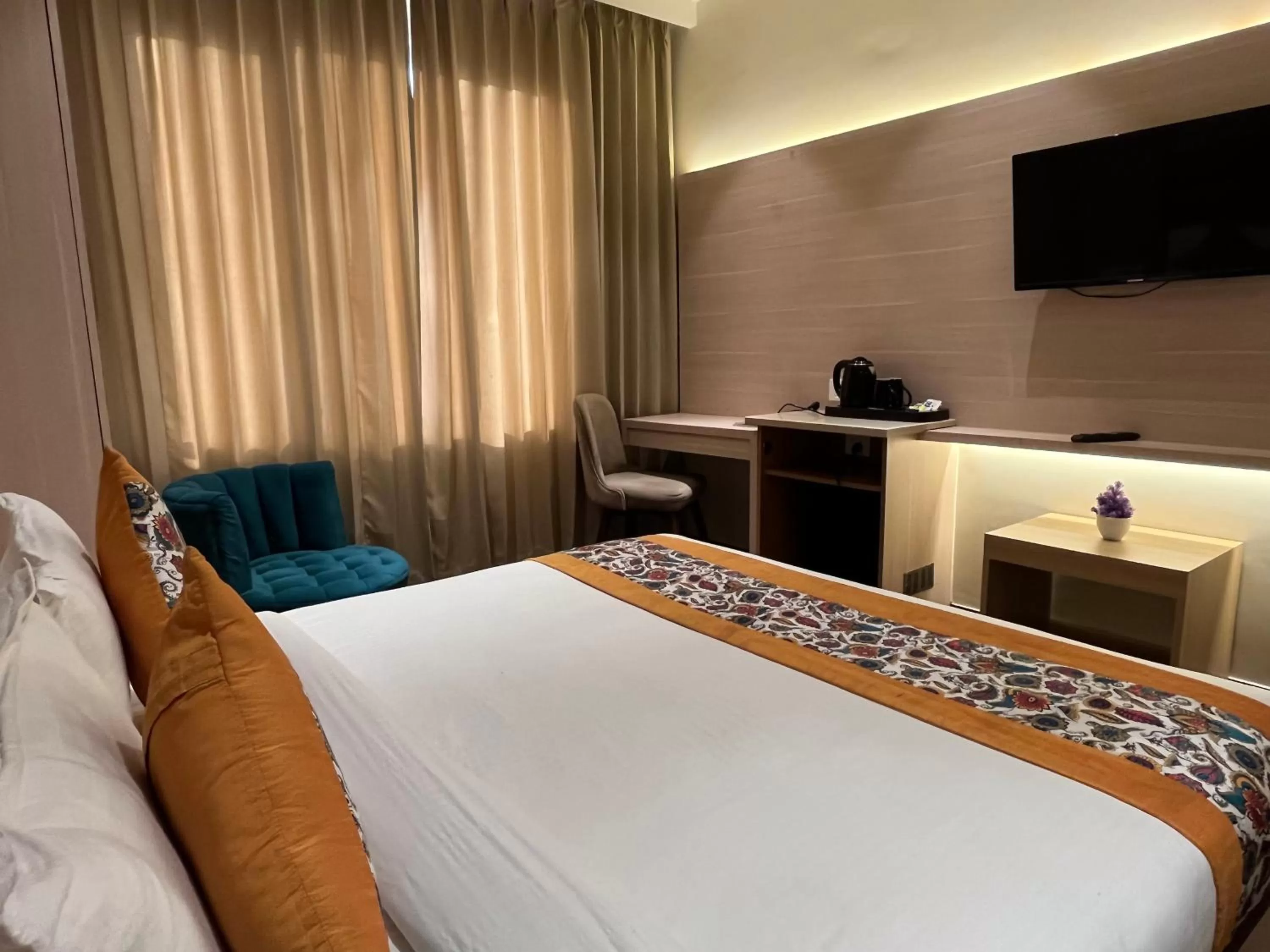 Communal lounge/ TV room, Bed in RRV Hotel