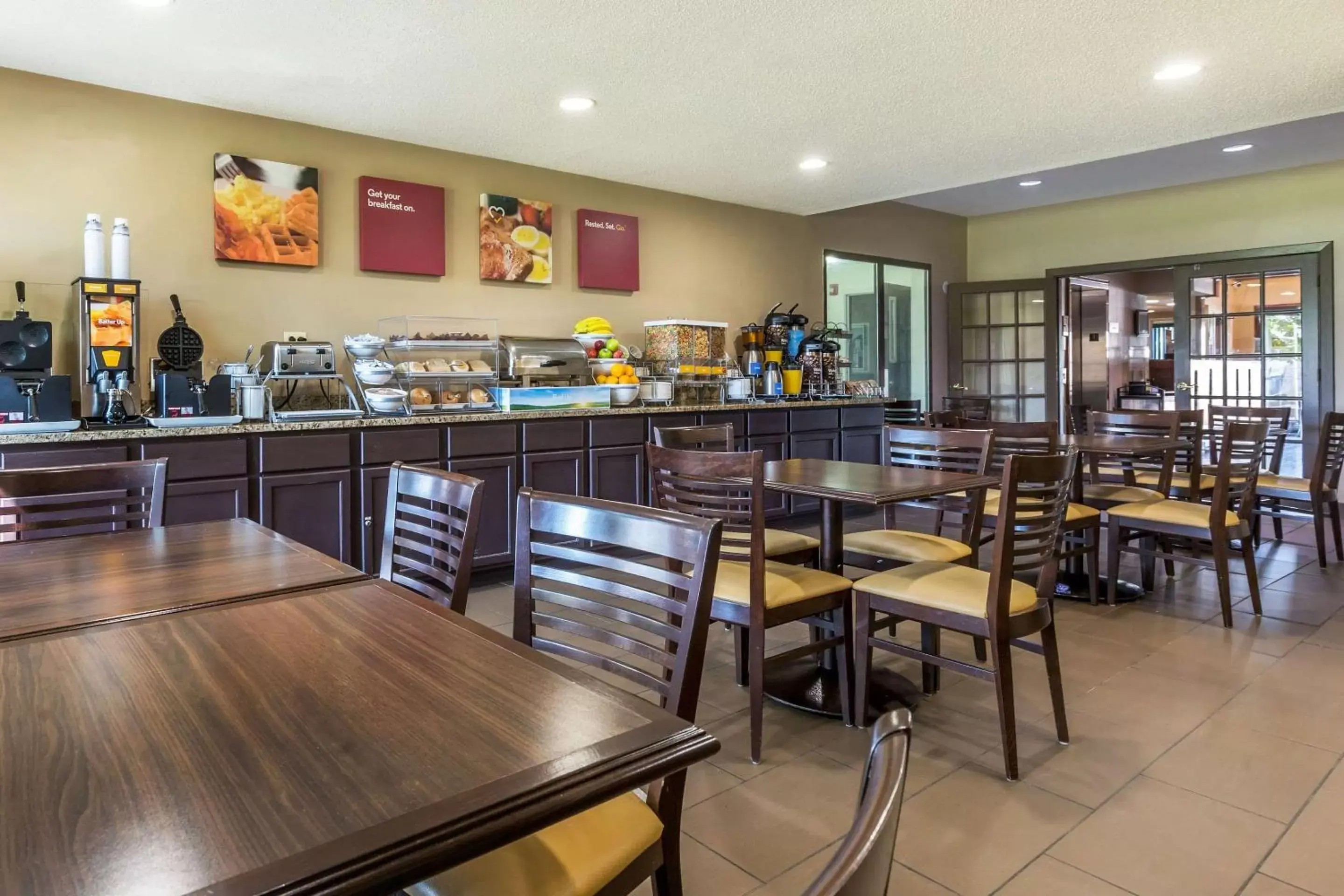Restaurant/Places to Eat in Comfort Suites near I-80 and I-94