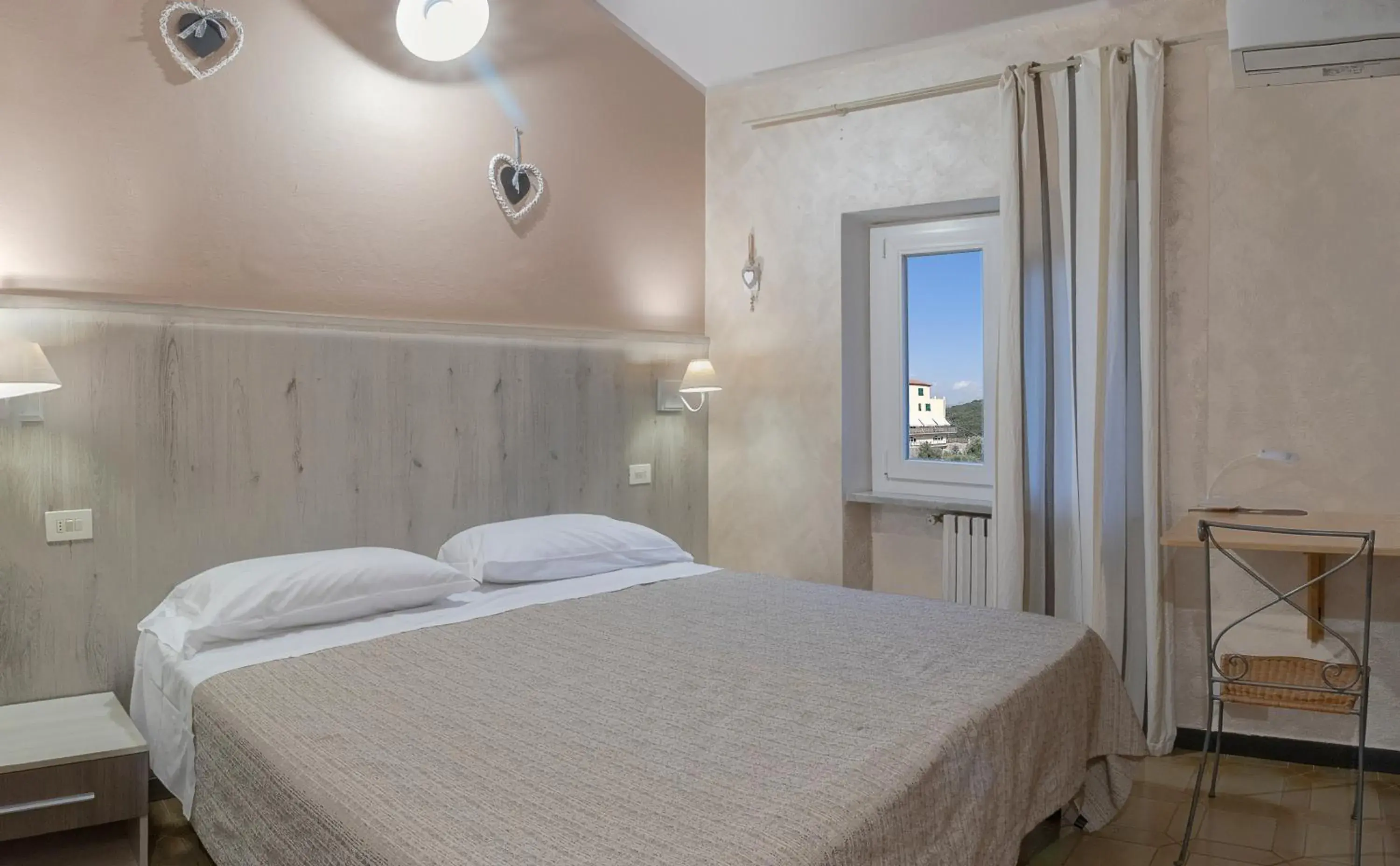 Other, Bed in Albergo Serena