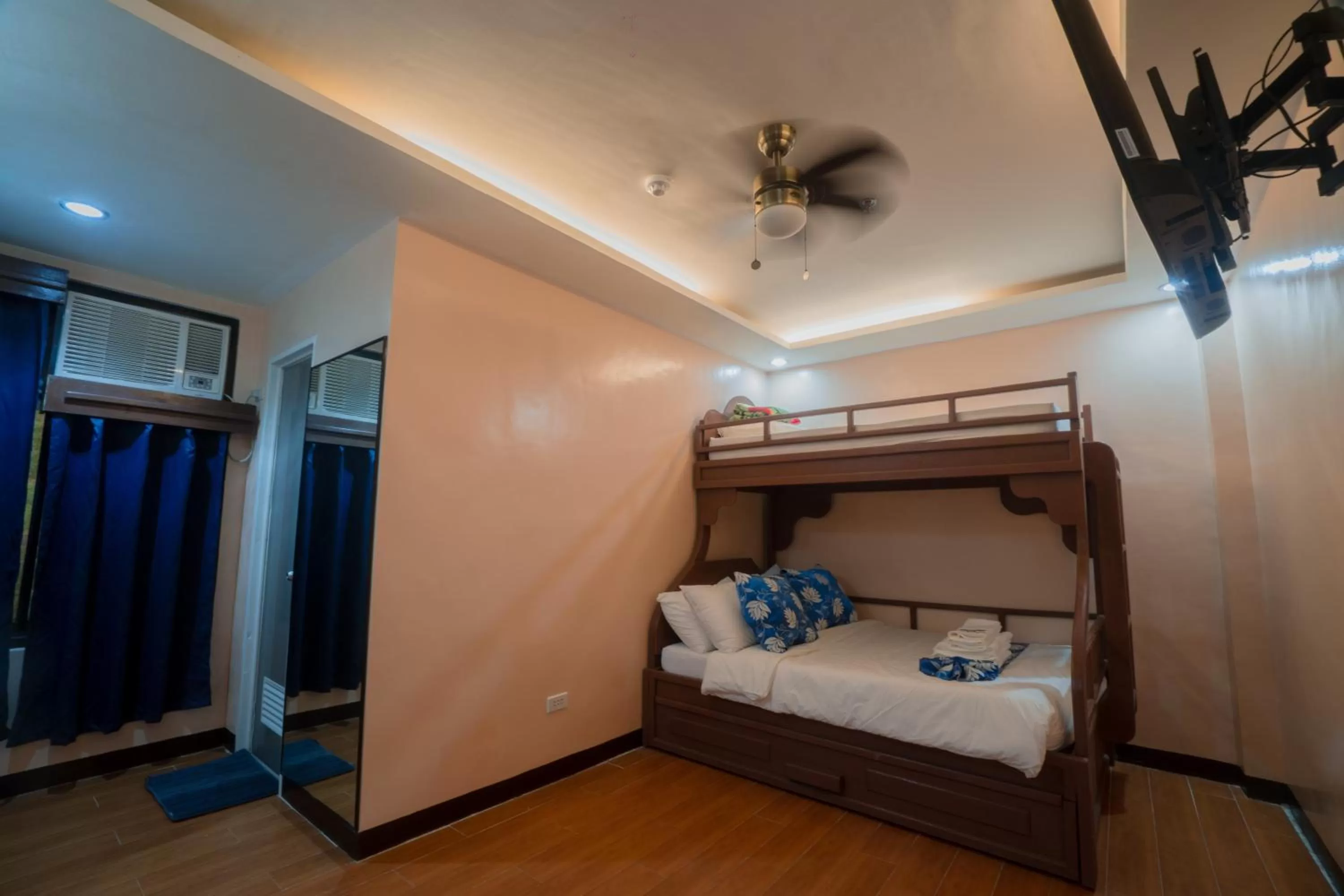 bunk bed, Bed in Skylodge Resort