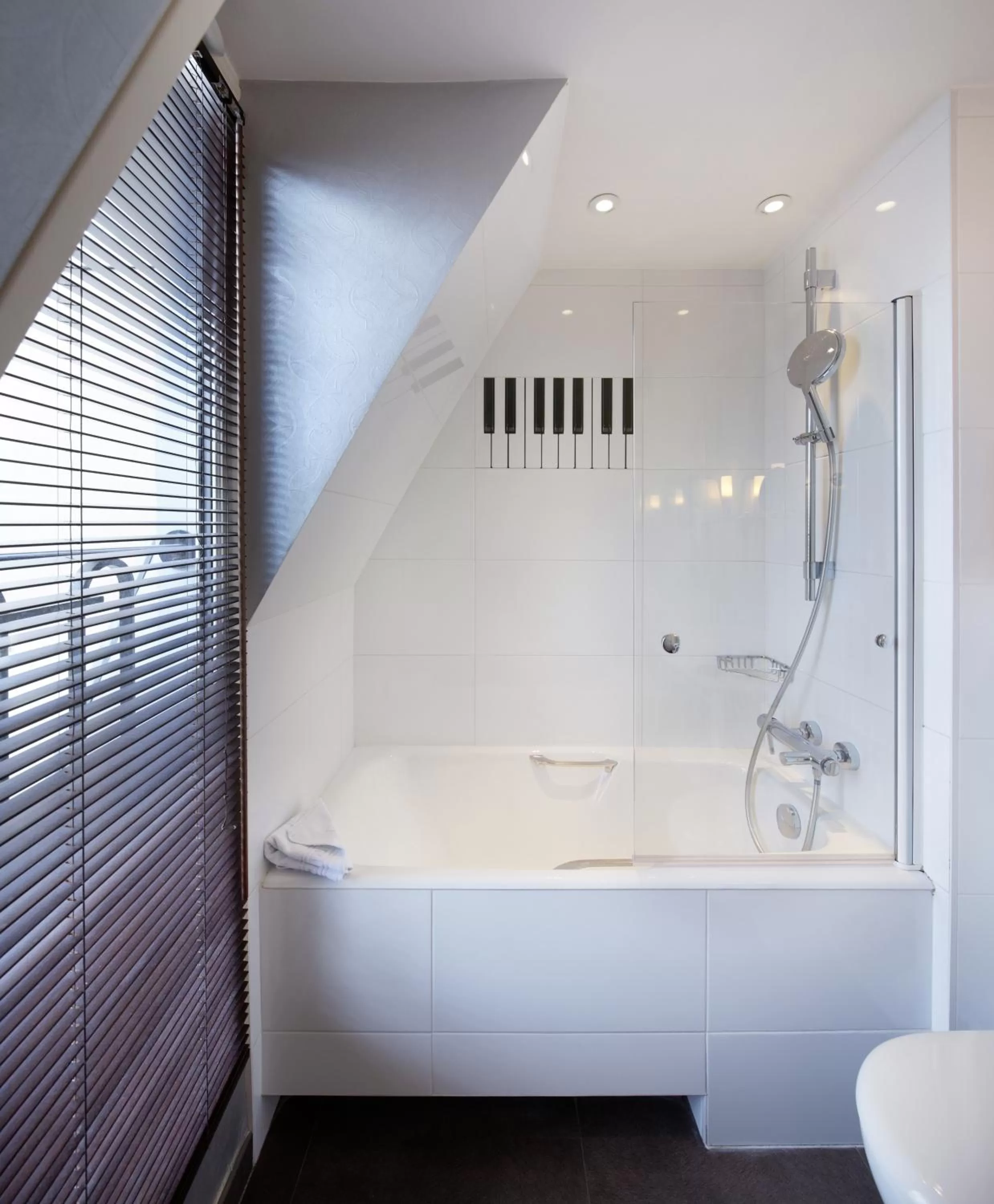 Bathroom in Hôtel du Triangle d'Or