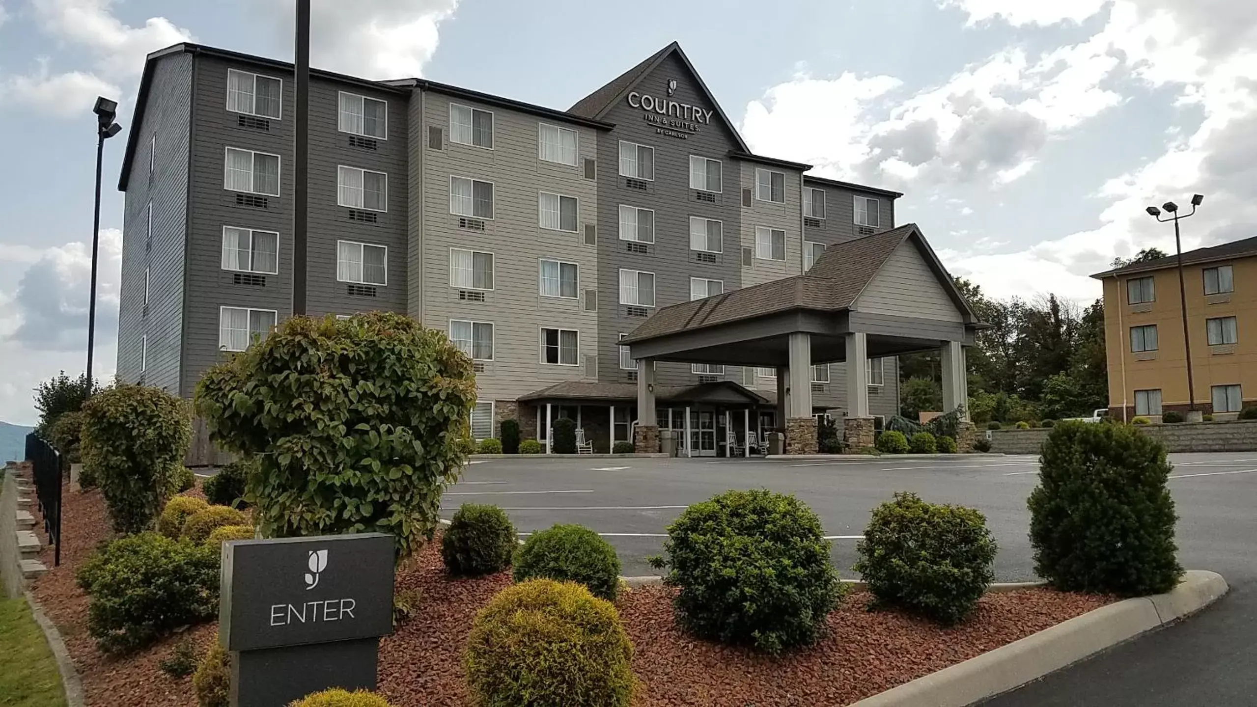 Facade/entrance, Property Building in Country Inn & Suites by Radisson, Wytheville, VA