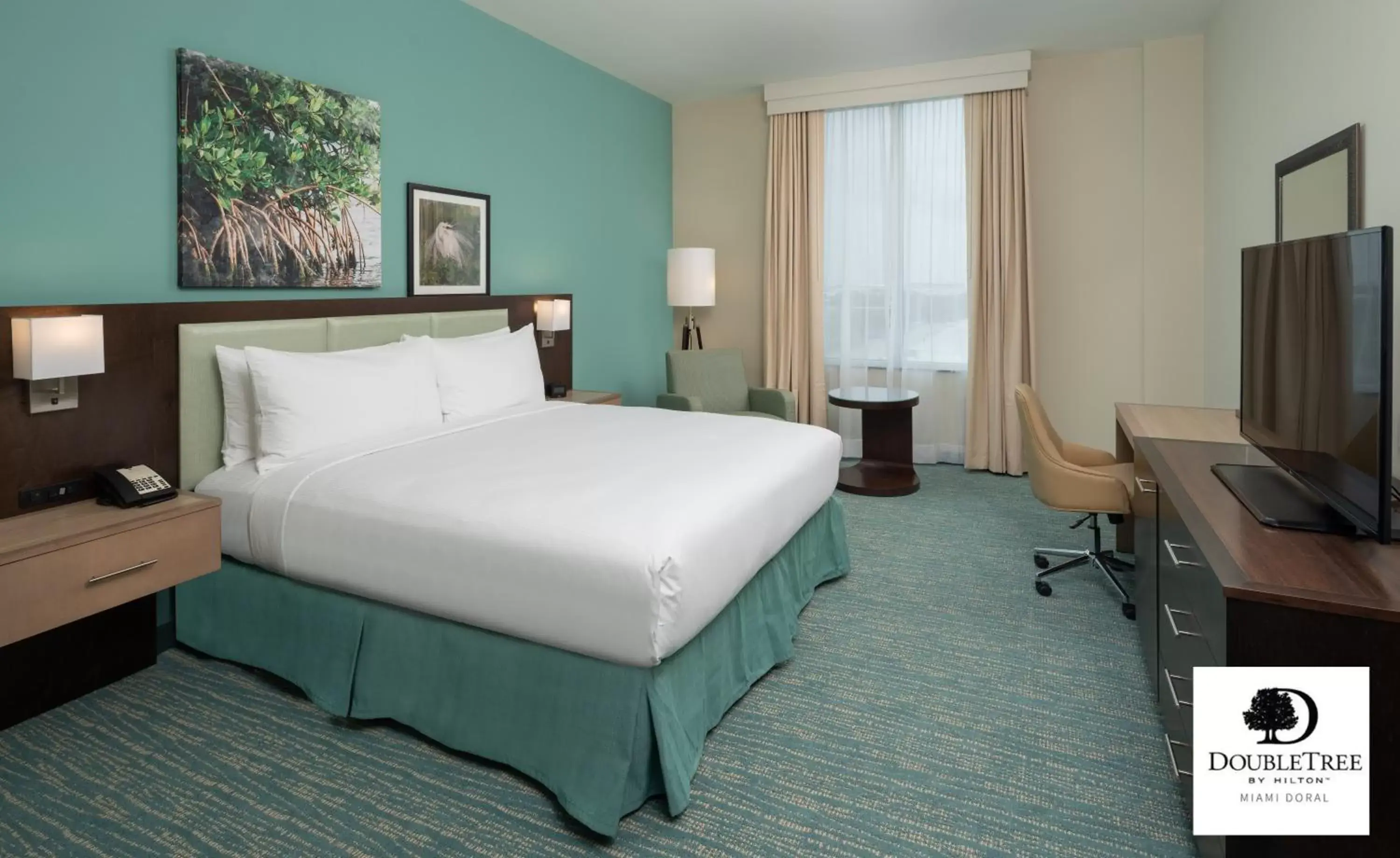 Bedroom, Bed in DoubleTree by Hilton Miami Doral