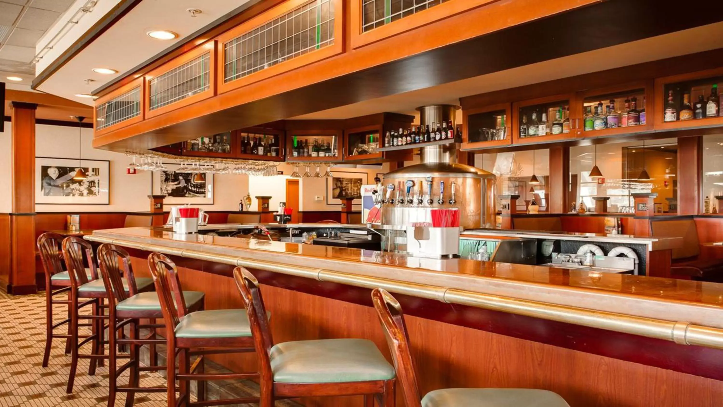 Lounge or bar, Lounge/Bar in Holiday Inn Hotel & Suites Overland Park-West, an IHG Hotel