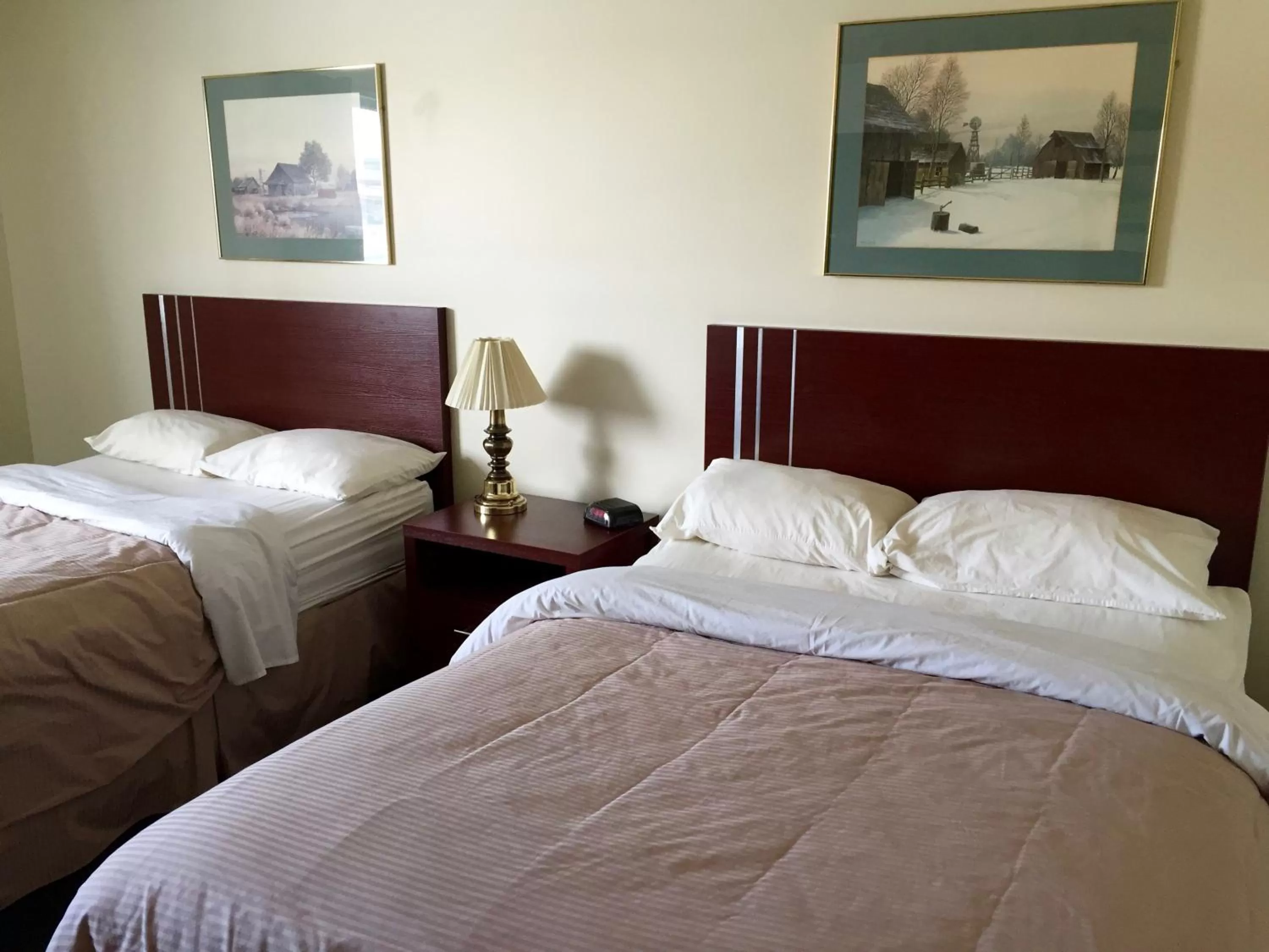 Photo of the whole room, Bed in Colonial Inn