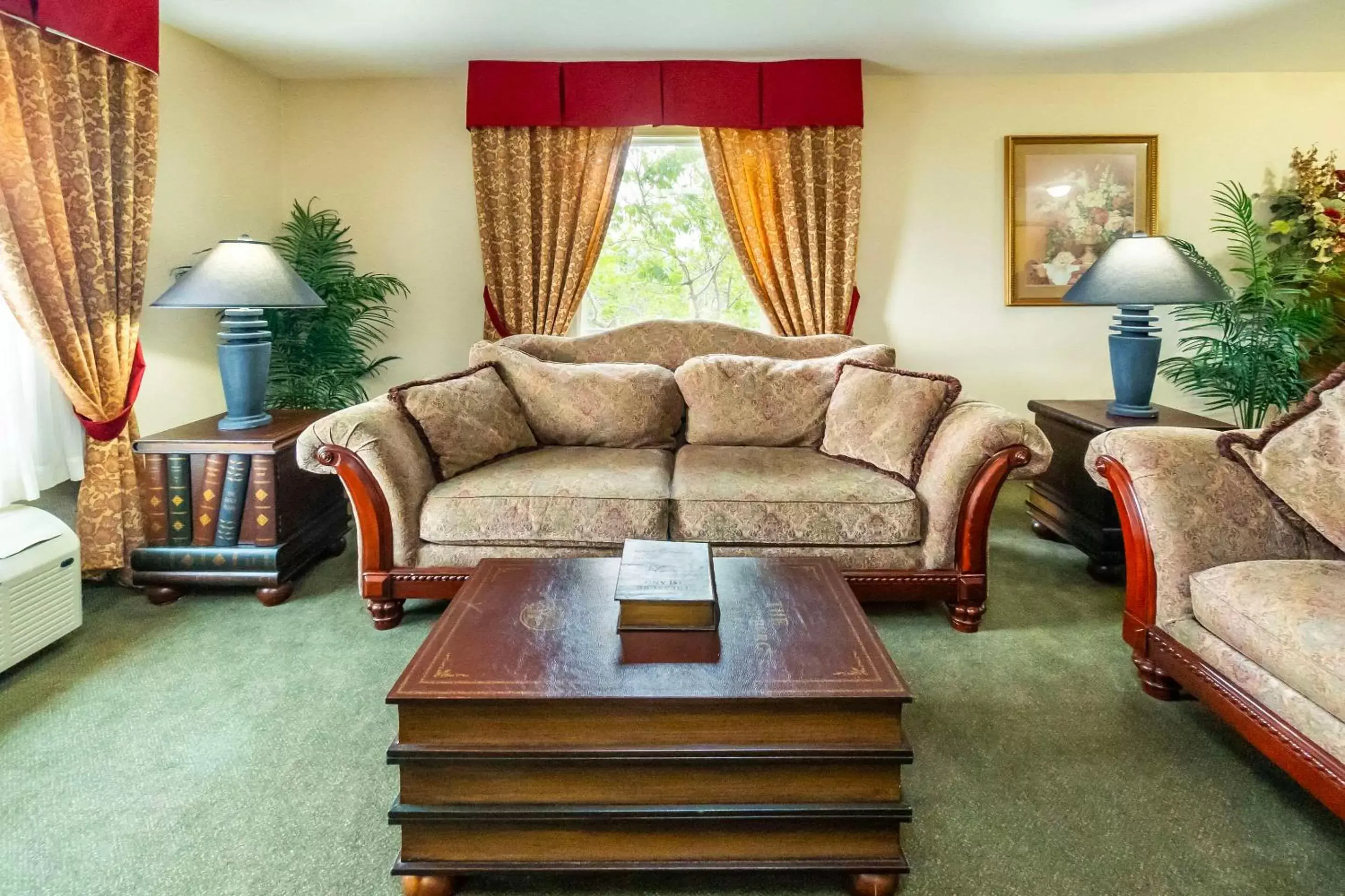 Bedroom, Seating Area in Comfort Inn & Suites Salmon Arm