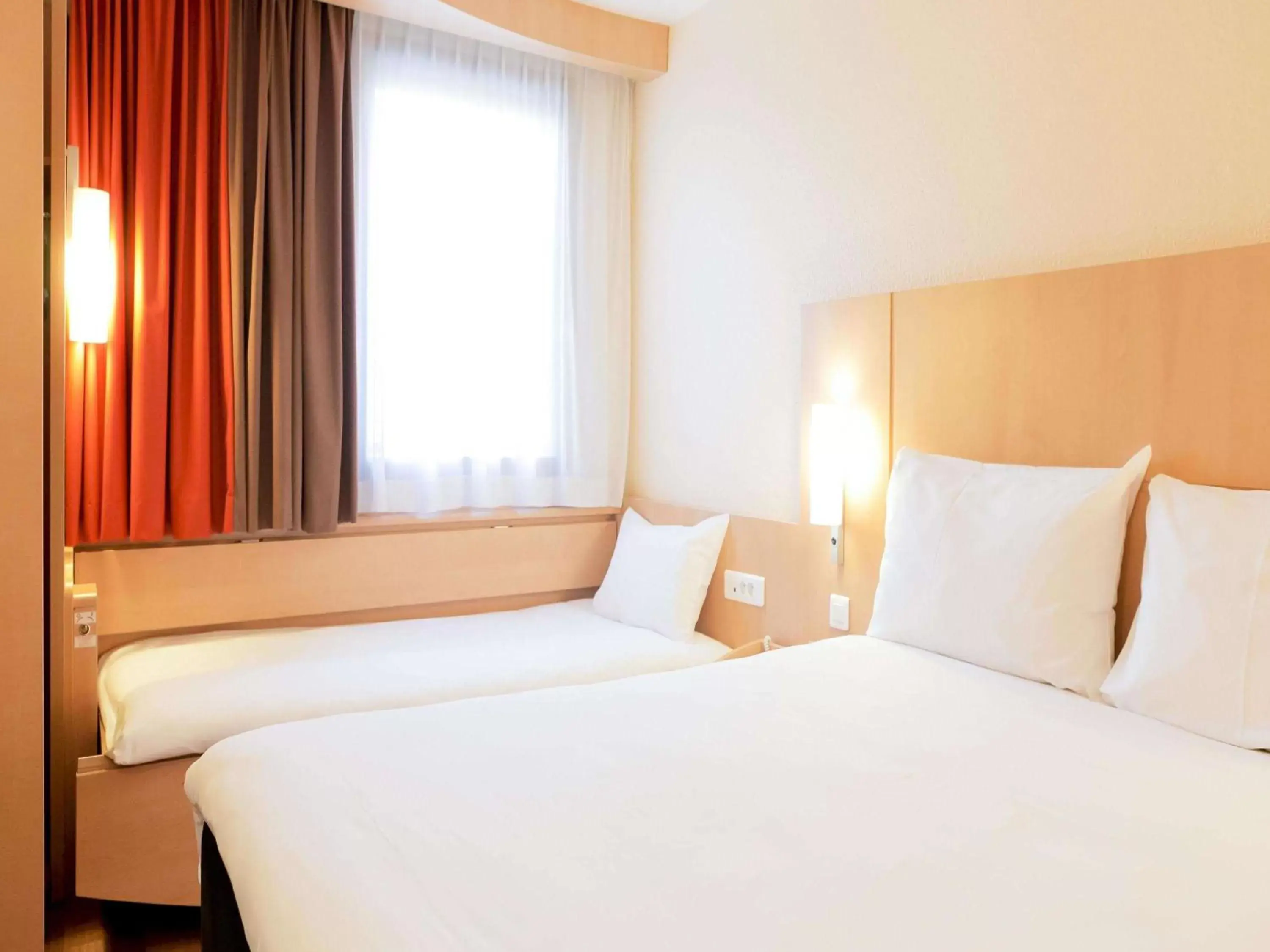 Photo of the whole room, Bed in ibis Grenoble Centre Bastille