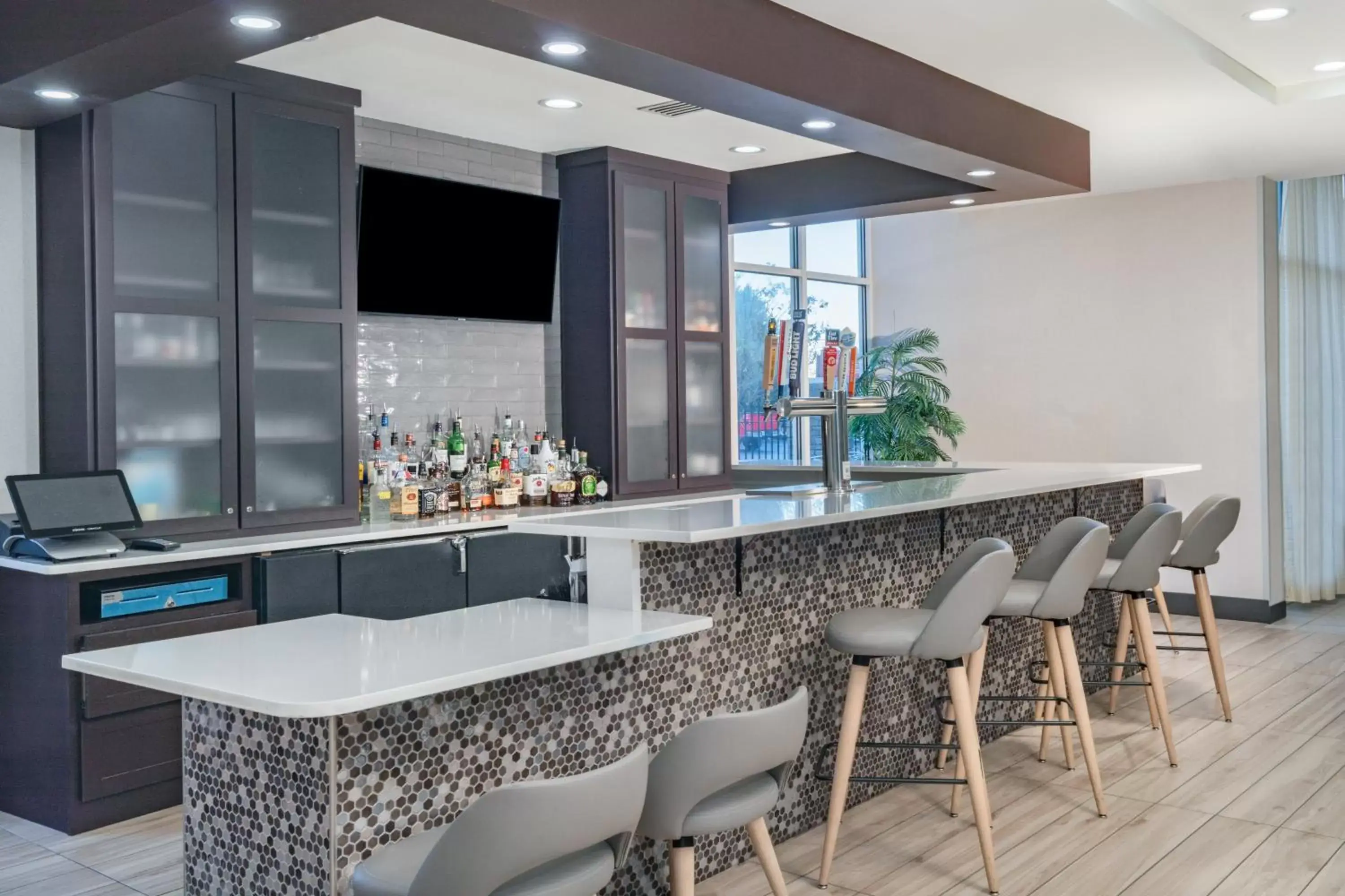 Lounge or bar in Holiday Inn Southaven Central - Memphis by IHG Lounge or bar in Holiday Inn Southaven Central - Memphis by IHG