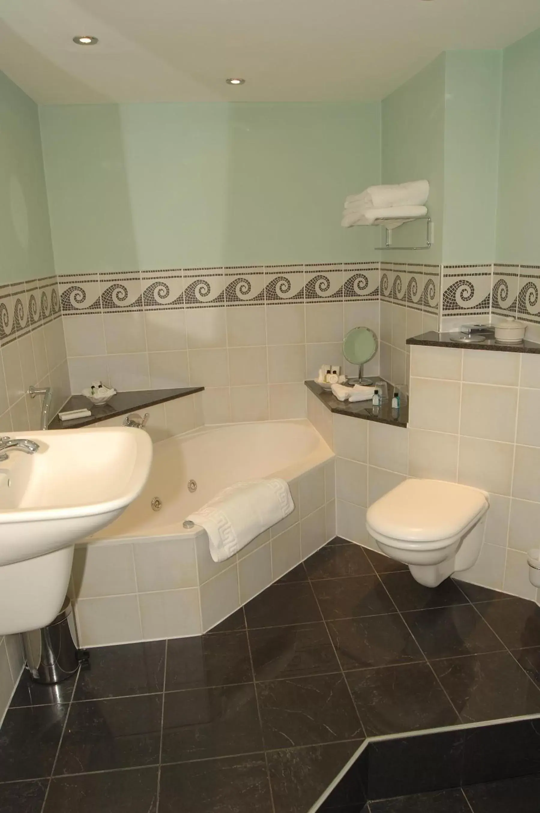 Bathroom in Cantley House Hotel - Wokingham