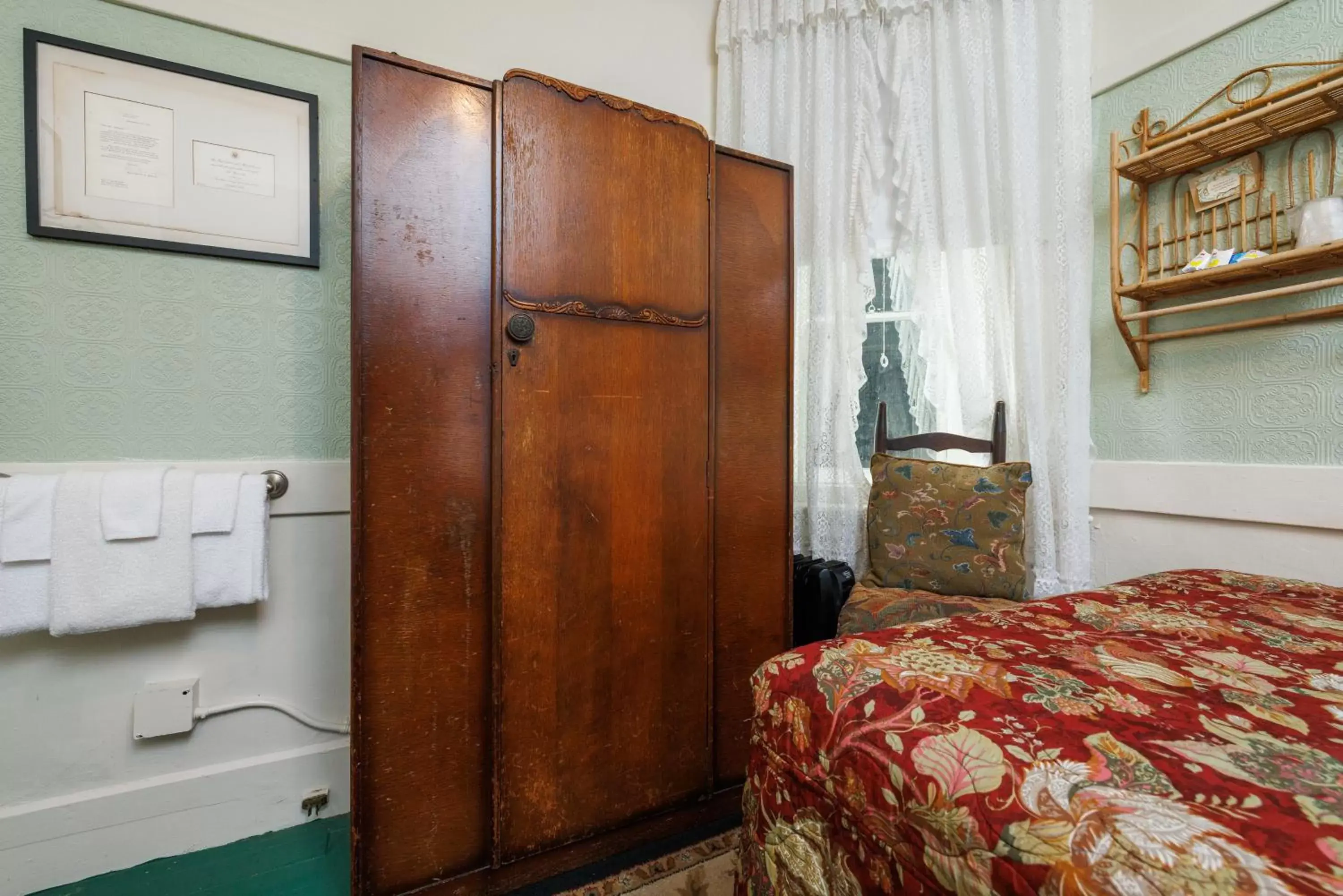 Bedroom, Bed in San Remo Hotel