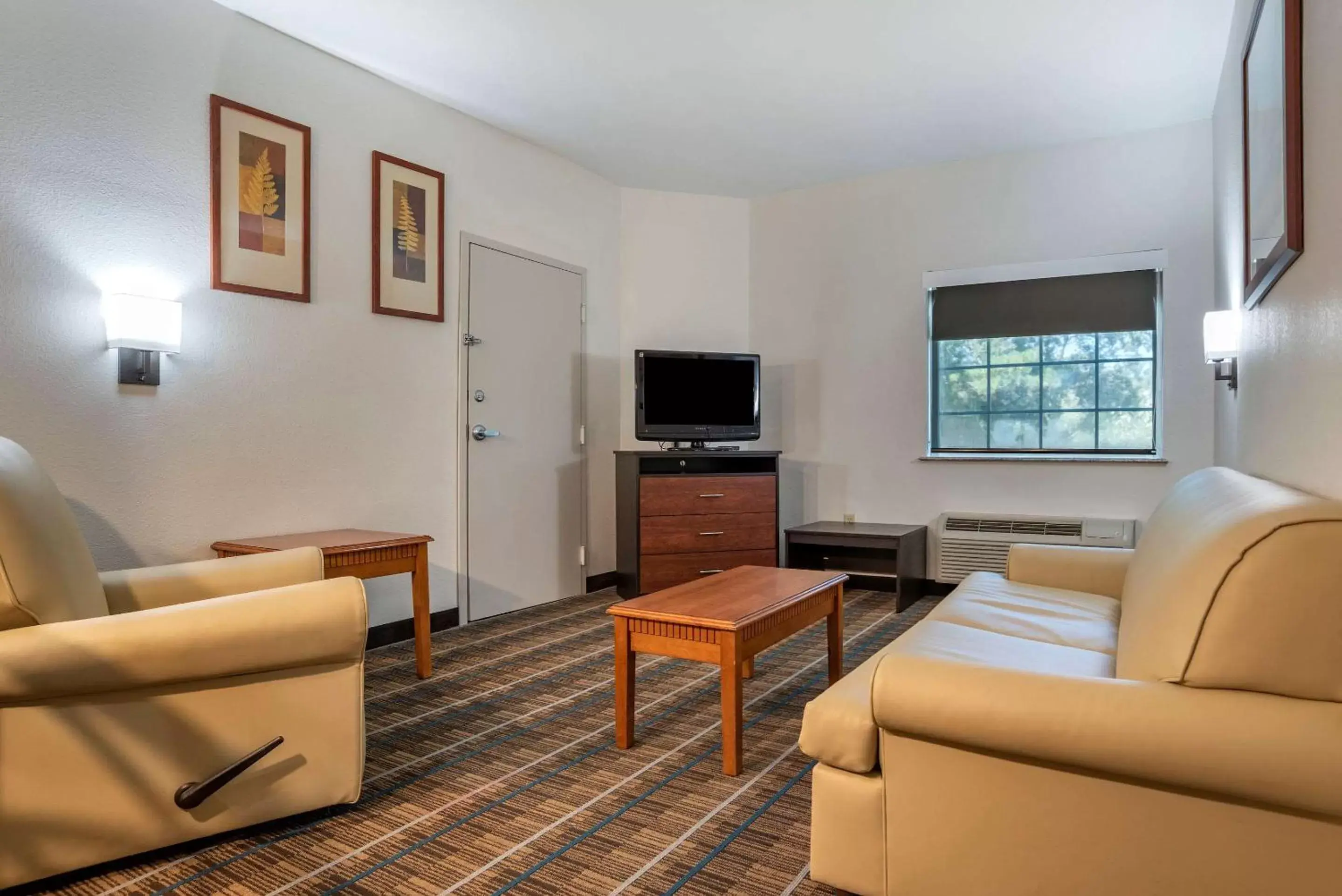 Bedroom, Seating Area in MainStay Suites Denham Springs - Baton Rouge East