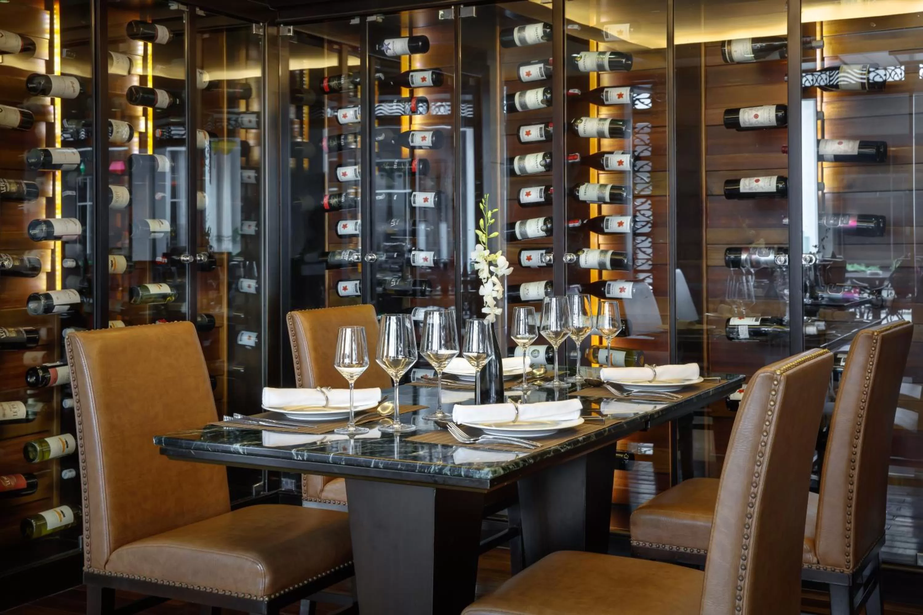 Restaurant/places to eat in Paradise Suites Hotel