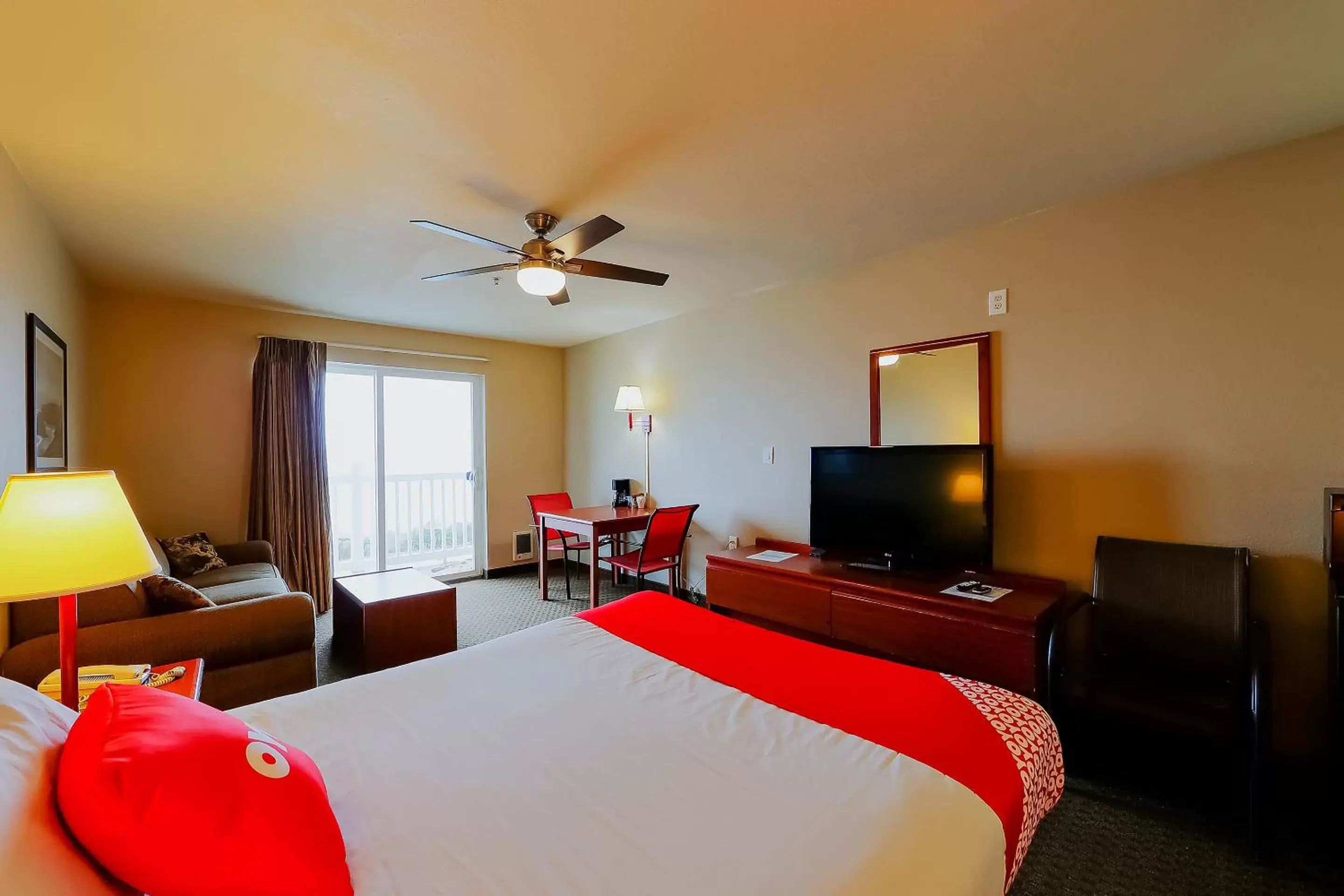 Bedroom, TV/Entertainment Center in Siletz Bay Beachfront Hotel by OYO Lincoln City