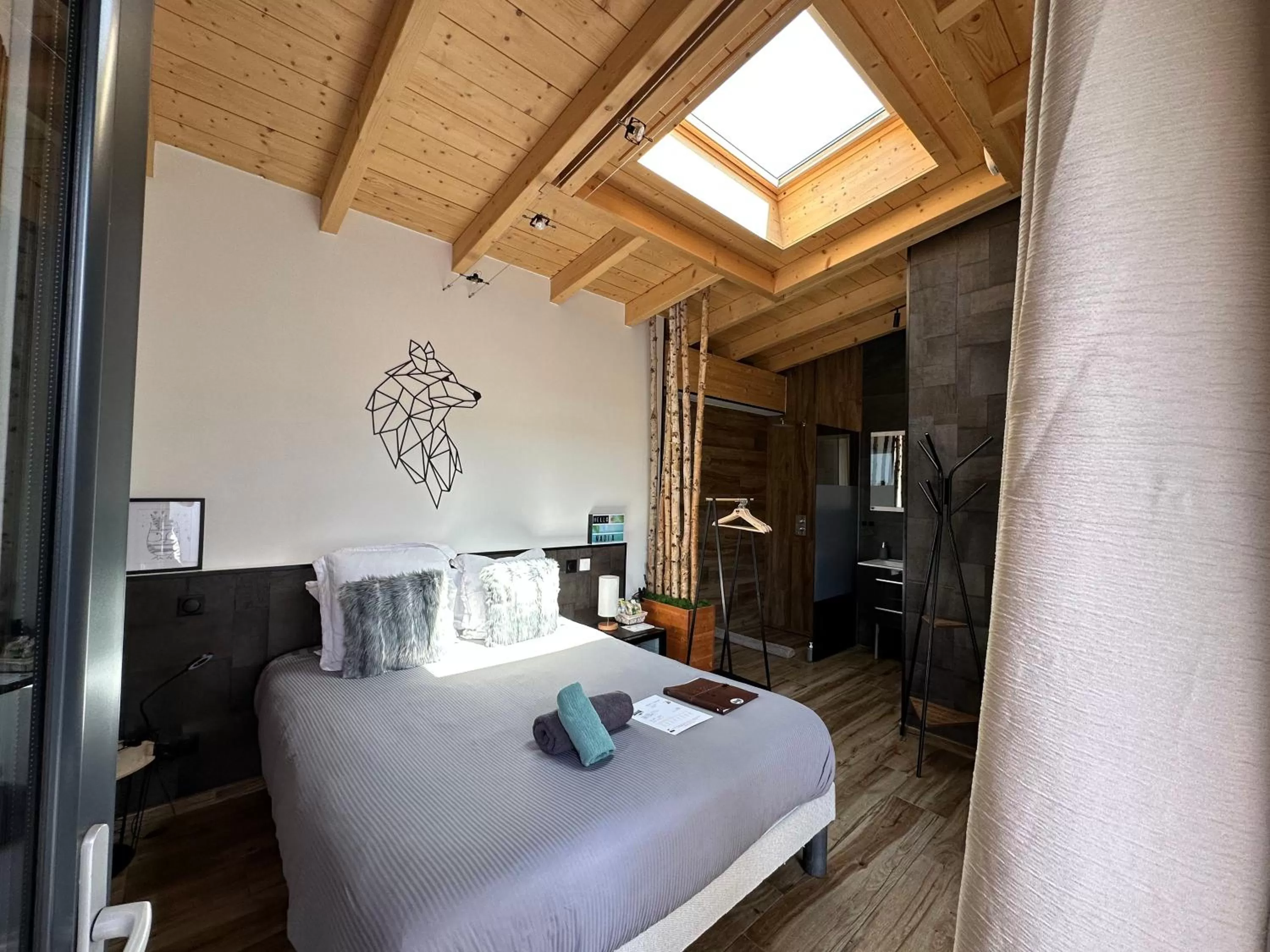 Bathroom, Bed in La Villa d'Hélène 2 - Chambres d'hôtes BnB et Appartements - Cluses