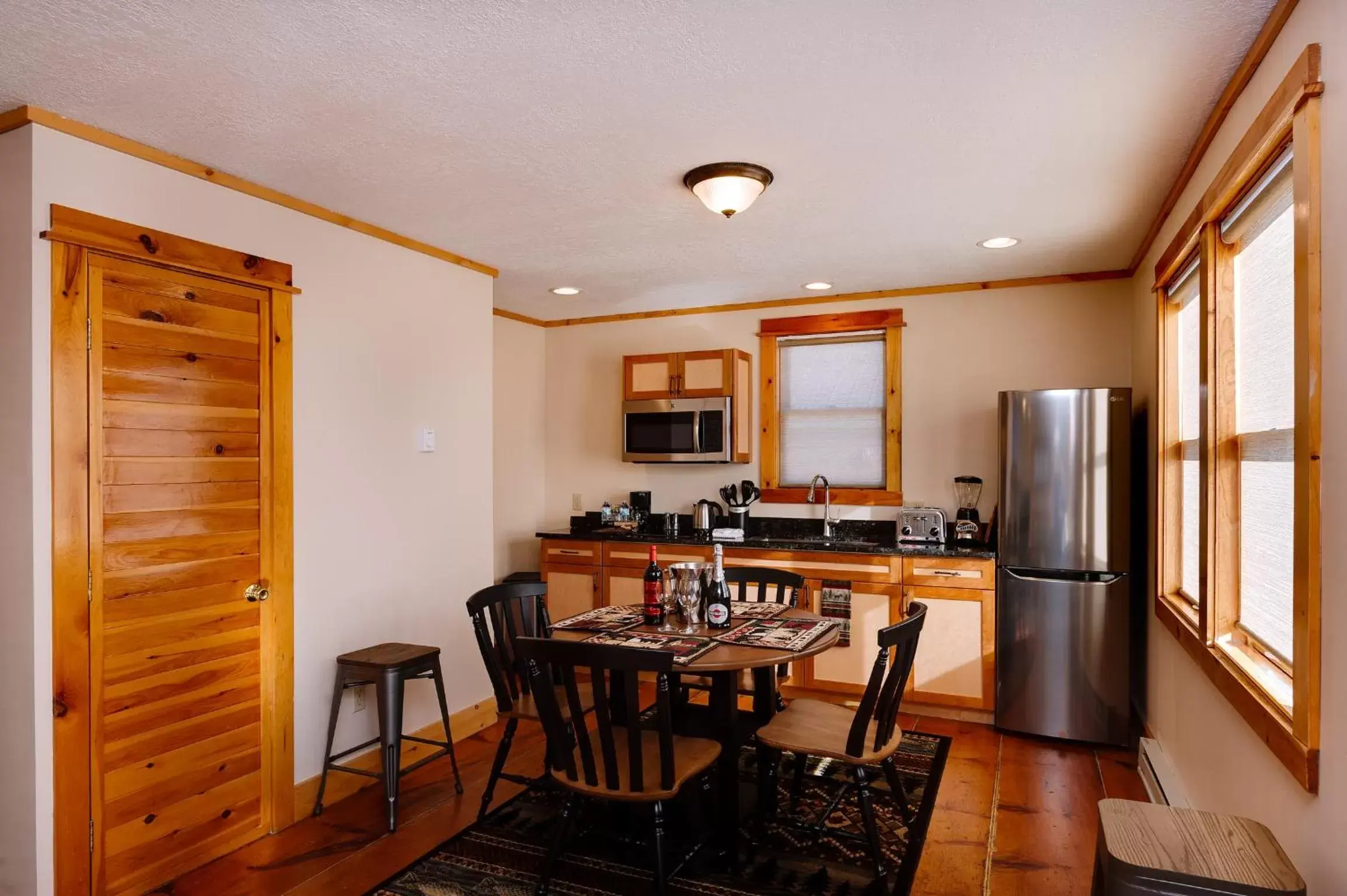 Kitchen or kitchenette, Dining Area in Cobble Mountain Lodge