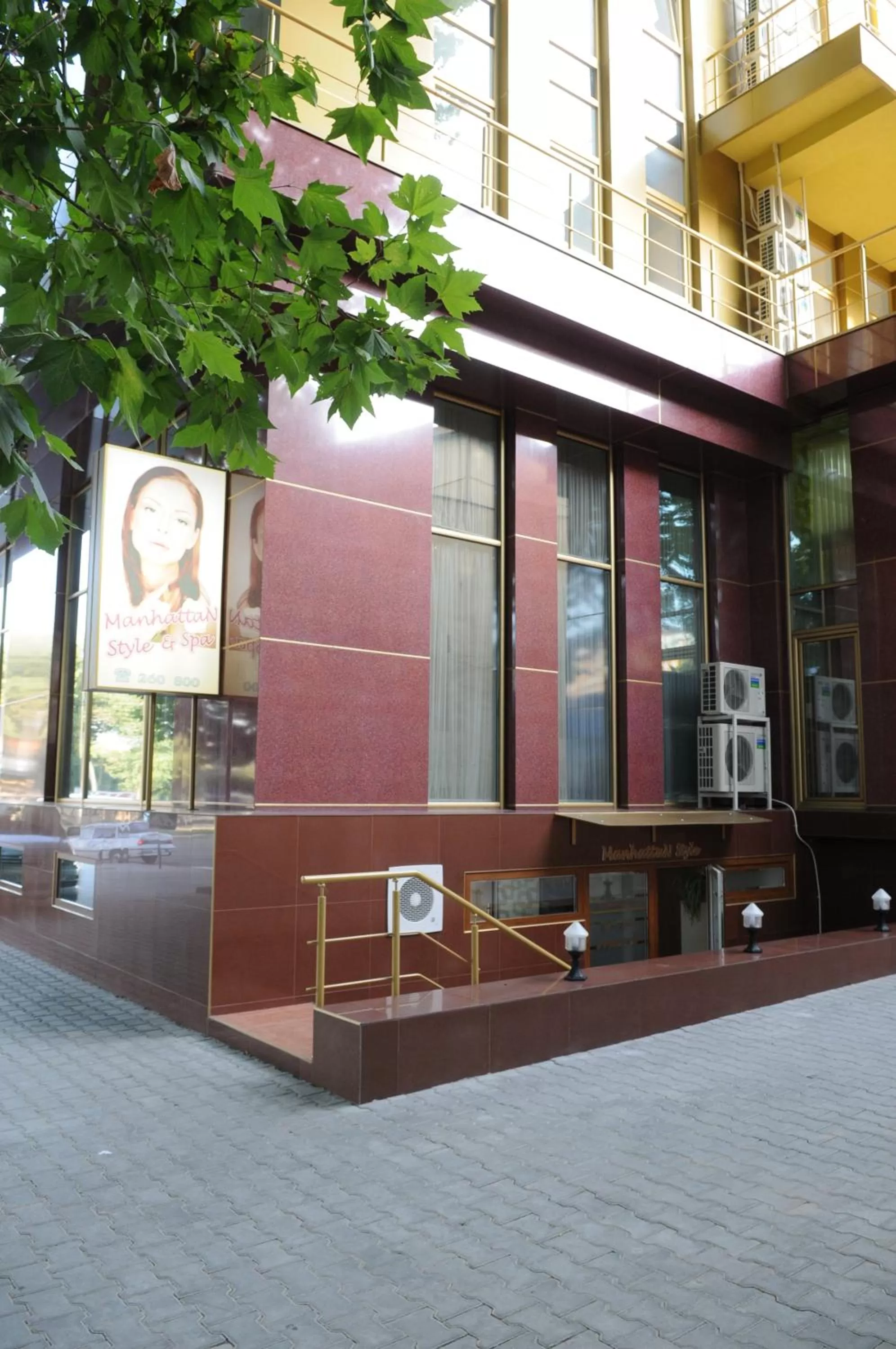 Facade/entrance in Manhattan Hotel & Restaurant