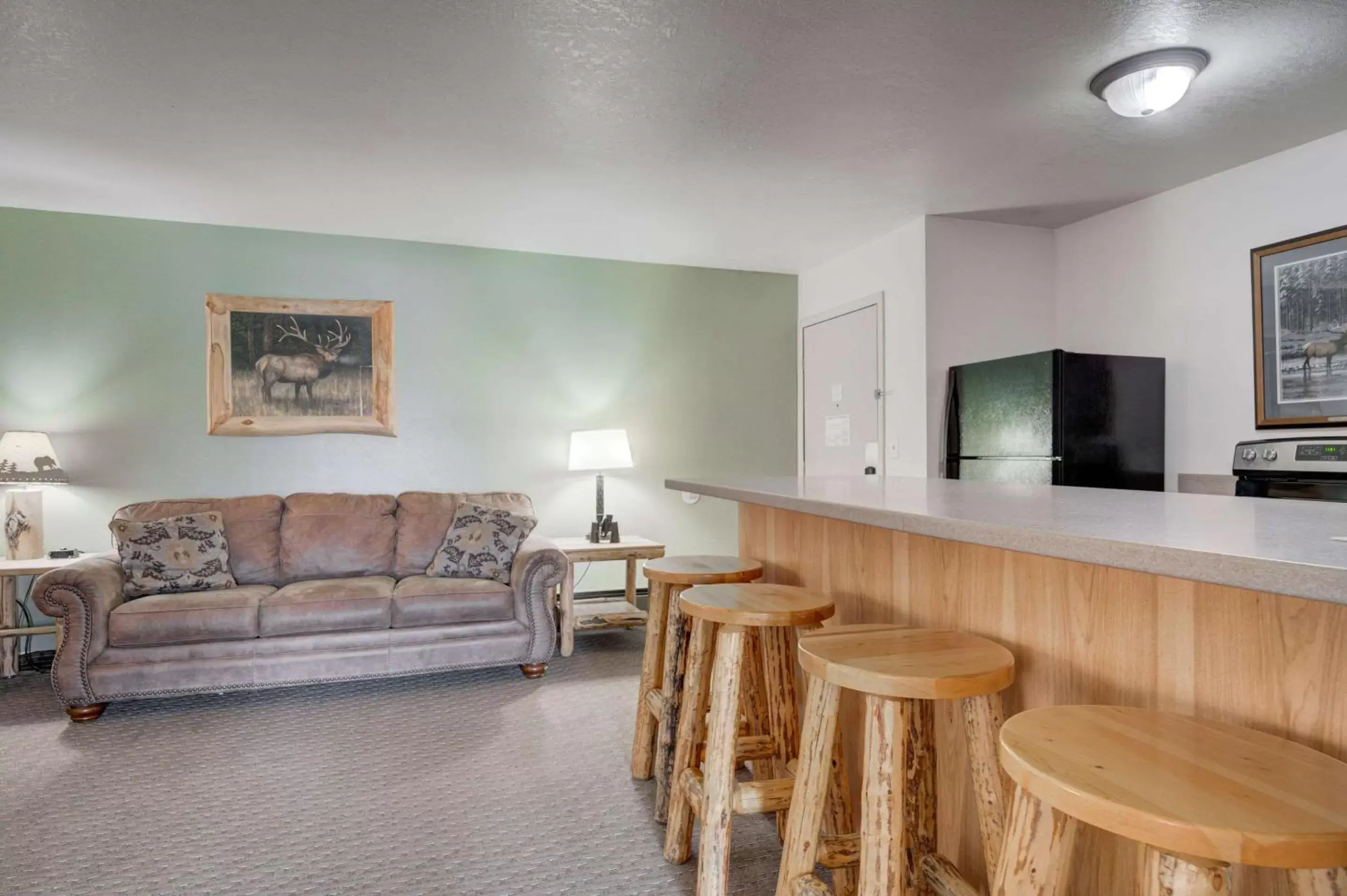 Bedroom, Seating Area in The Ridgeline Hotel at Yellowstone, Ascend Hotel Collection